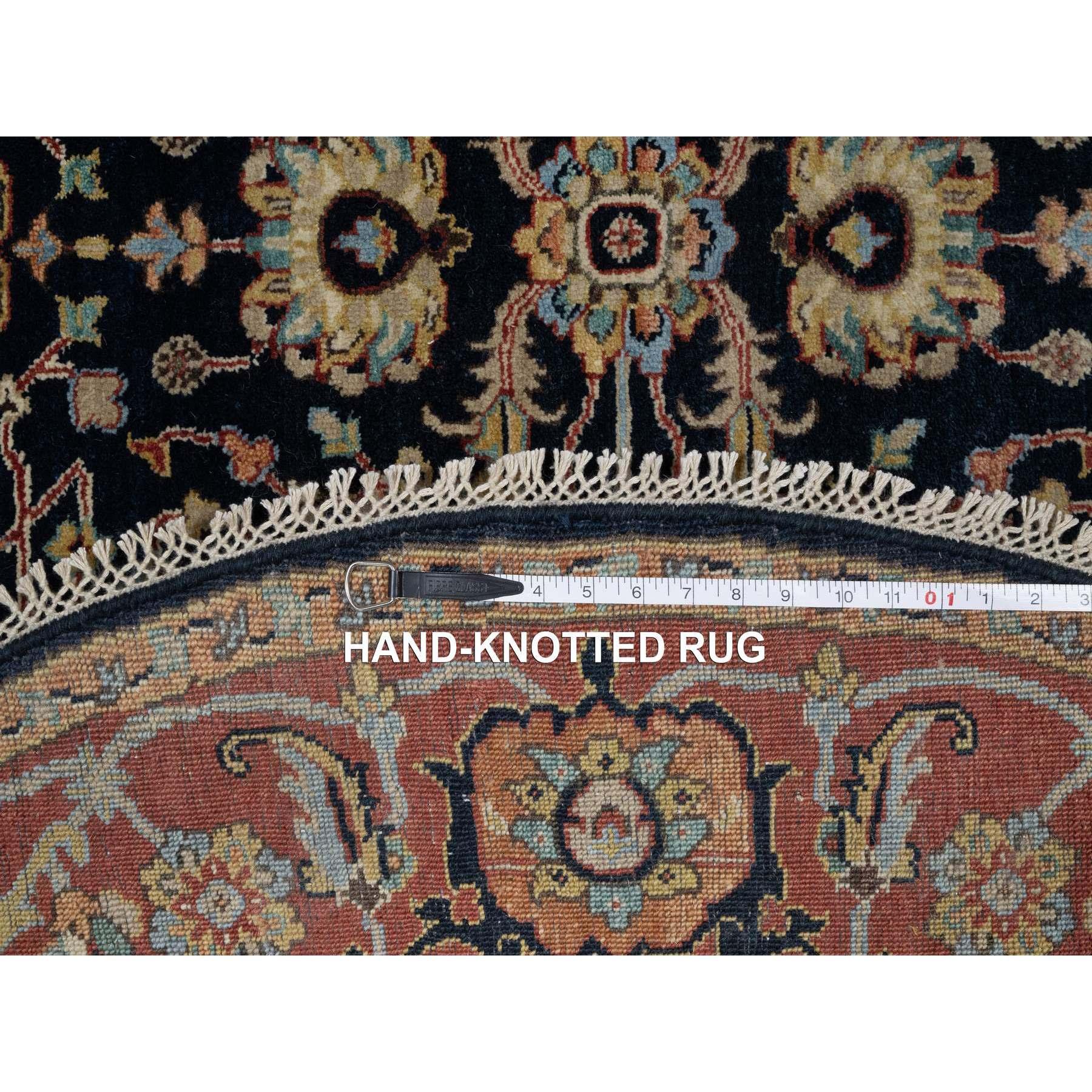 Laine 6'x6' Tapis rond bleu caviar entièrement en laine Antiquities Heriz Re-Creation noué à la main en vente