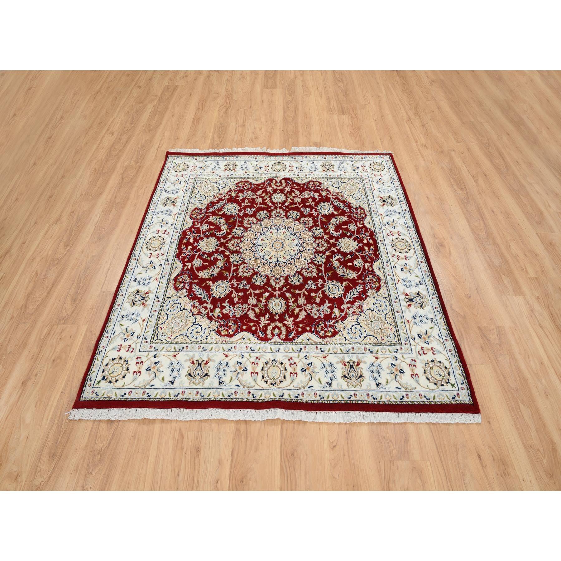 Dies ist eine wirklich echte one-of-a-kind Cherry Red, Nain mit Center Medaillon Flower Design 250 KPSI, Wolle handgeknüpft, quadratische Orientteppich. Es wurde monatelang von erfahrenen Kunsthandwerkern in jahrhundertealten Webtechniken