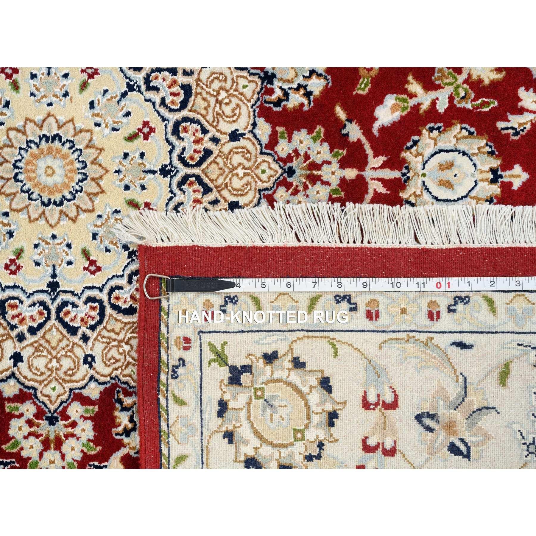 6'x6' Kirschroter Nain-Blumenmuster 250 KPSI handgeknüpfter quadratischer Teppich aus Wolle (Seide) im Angebot