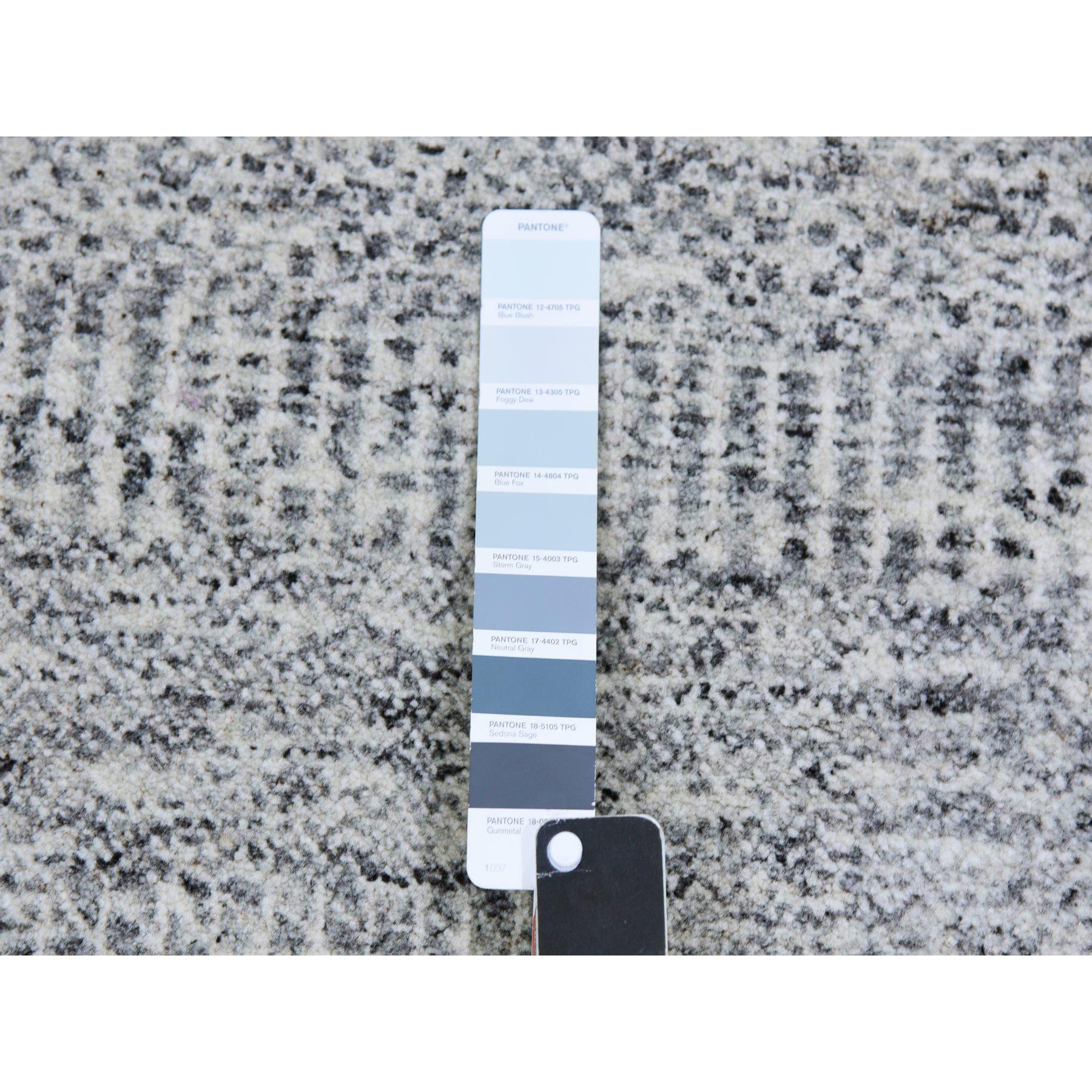 6'x6' Cloud Gray Natural Undyed Wool Grass Design Hand Knotted Square Rug (Indisch) im Angebot