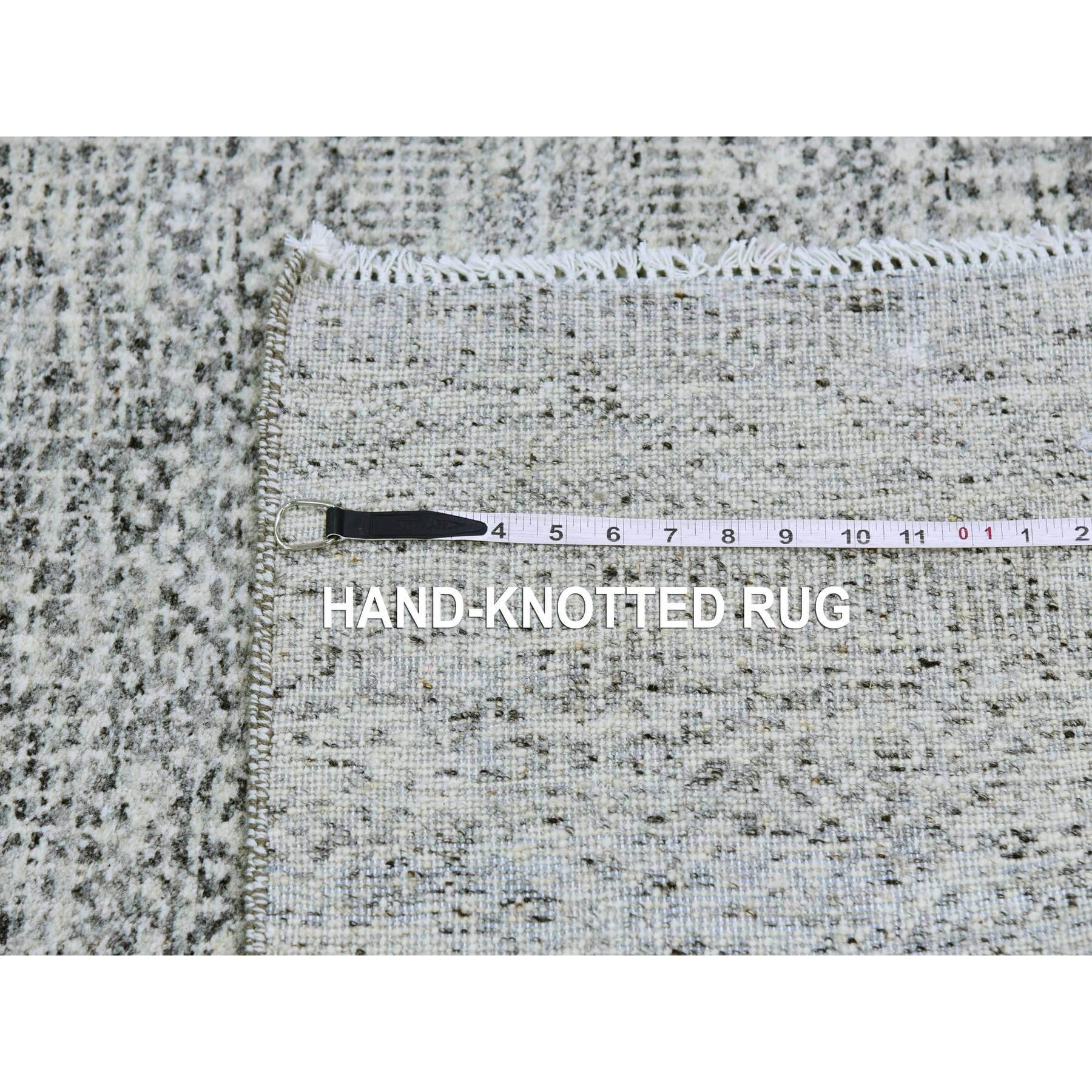 6'x6' Cloud Gray Natural Undyed Wool Grass Design Hand Knotted Square Rug (21. Jahrhundert und zeitgenössisch) im Angebot