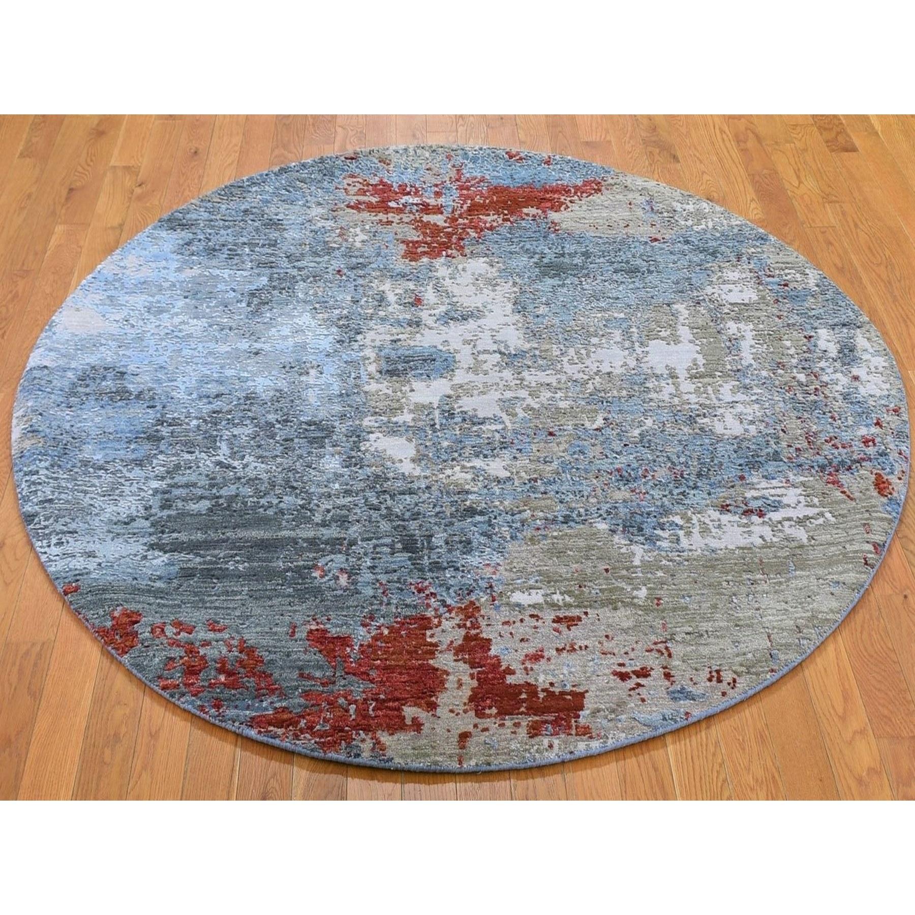 Il s'agit d'un véritable tapis d'Orient Denser Weave gris anthracite Round Abstract Design en laine et soie nouée à la main. Il a été tissé pendant des mois et des mois selon les techniques séculaires de l'artisanat persan par des artisans