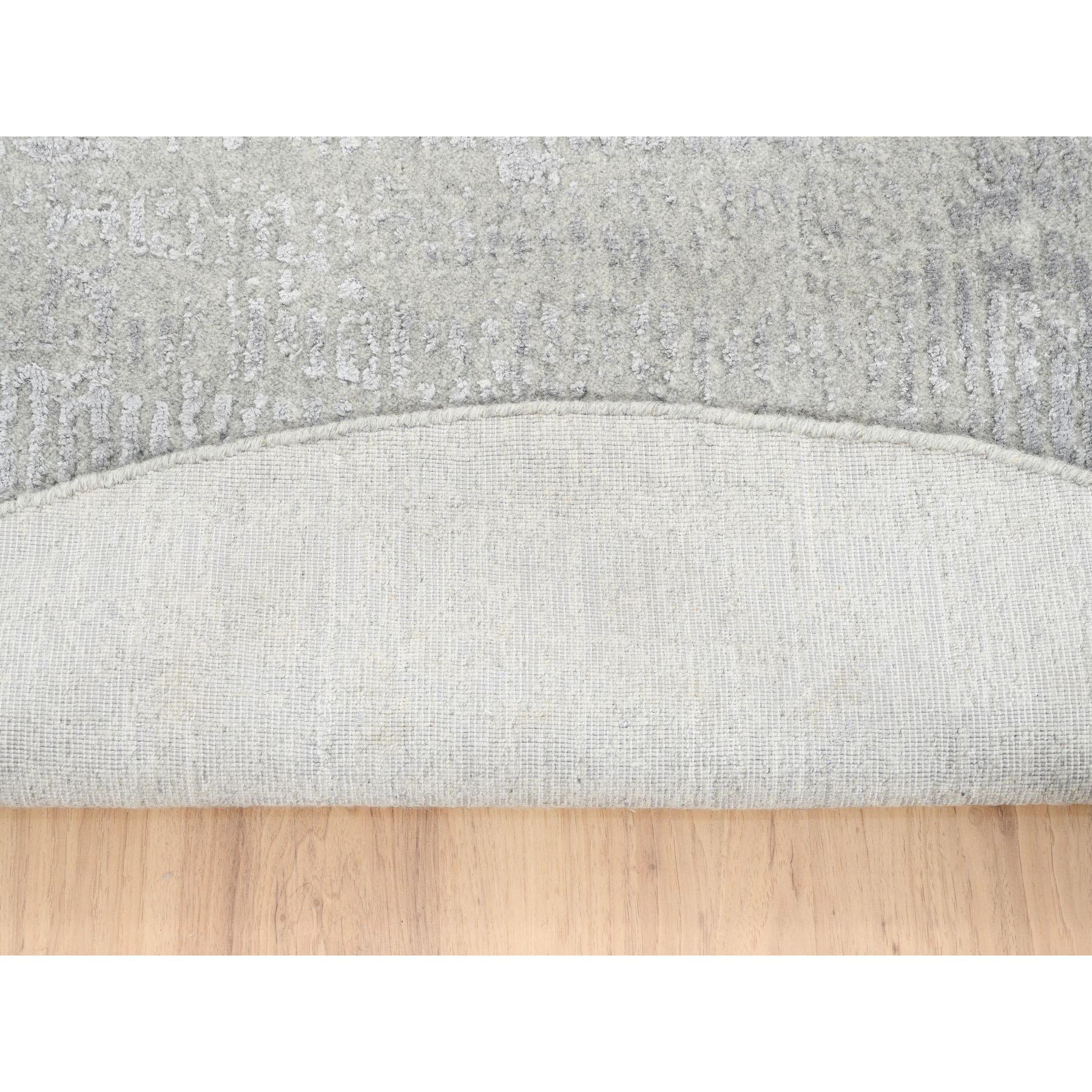 Moderne 6'x6' Tapis rond en laine et soie fine Jacquard gris tissé à la main et au design moderne en vente