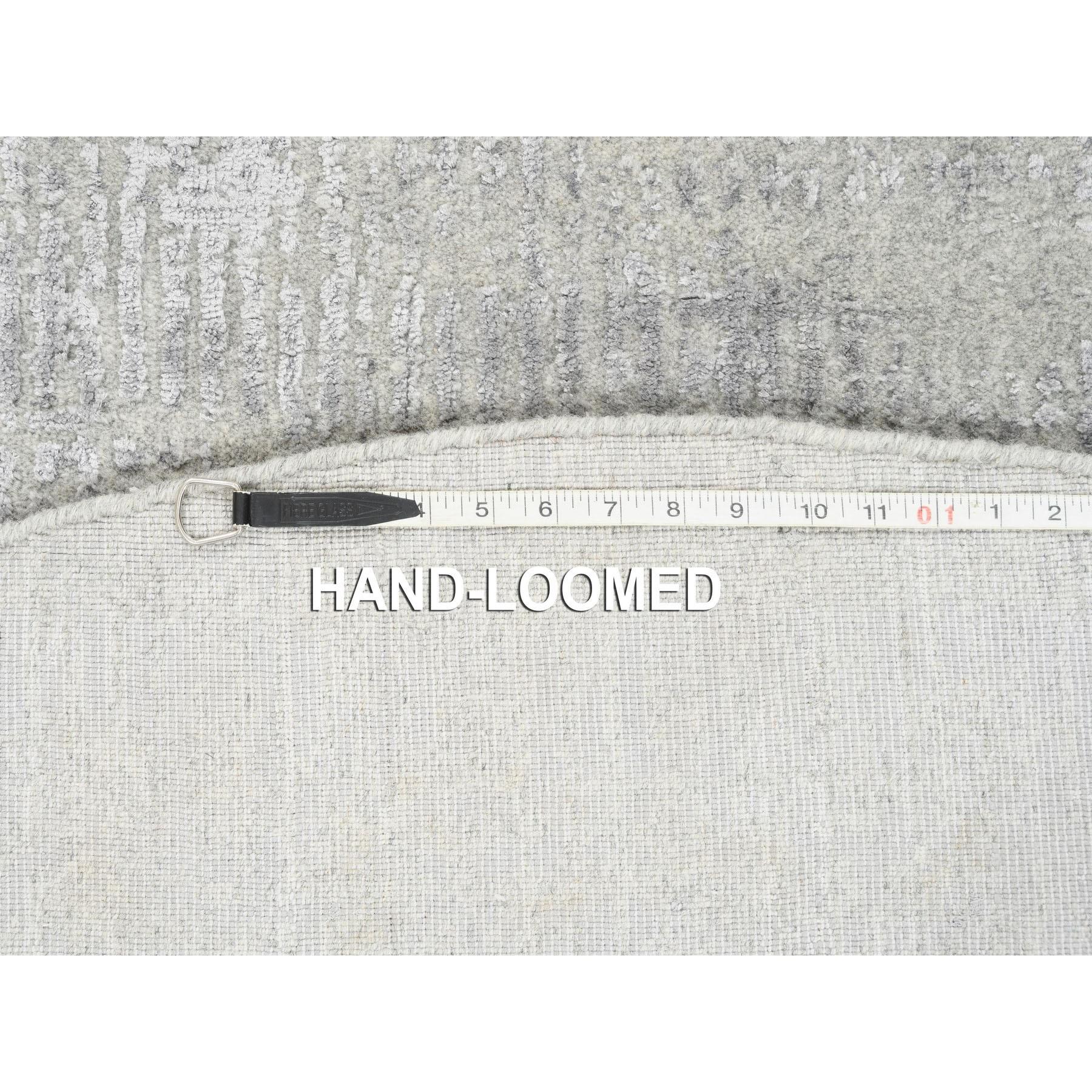 Laine 6'x6' Tapis rond en laine et soie fine Jacquard gris tissé à la main et au design moderne en vente