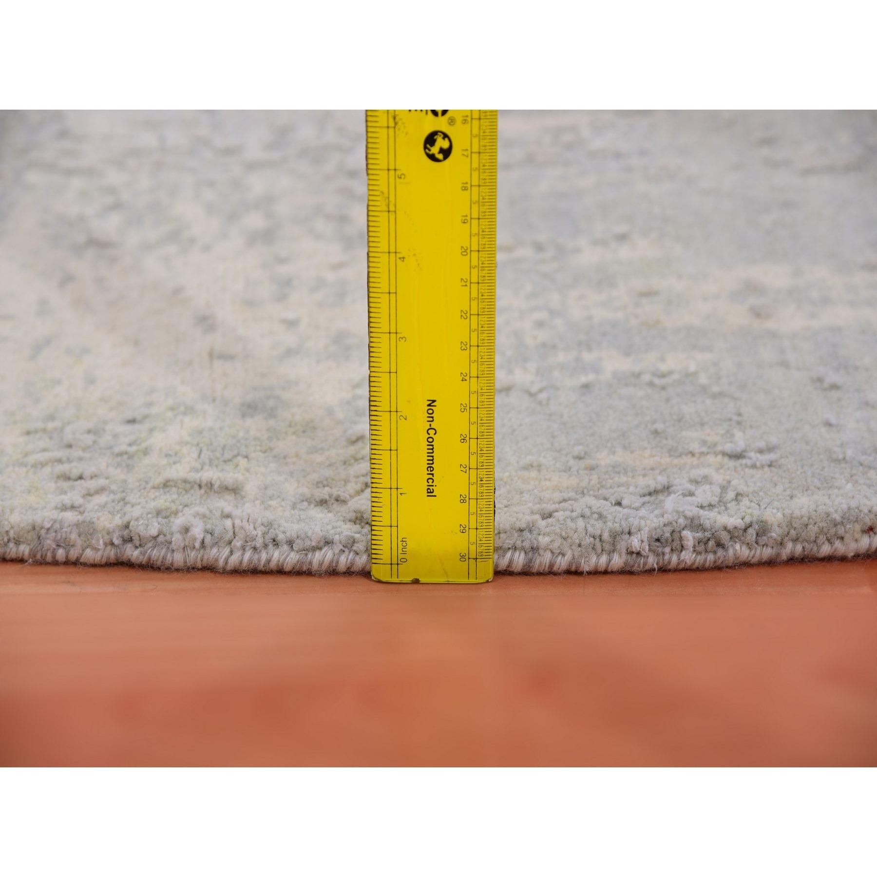 Tappeto rotondo moderno astratto 6'x6' in lana e seta grigio flanella annodato a mano in vendita 2
