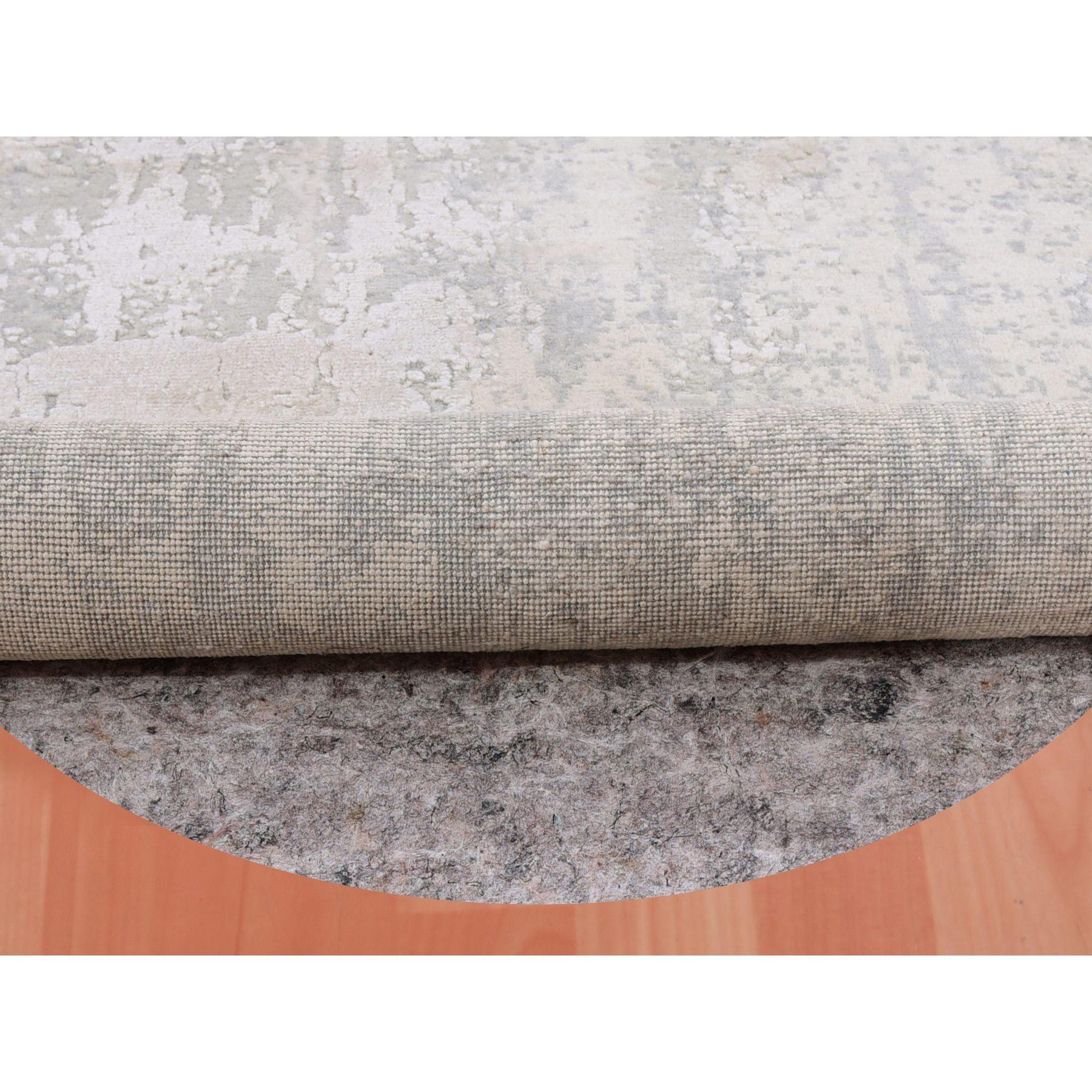 Indiano Tappeto rotondo moderno astratto 6'x6' in lana e seta grigio flanella annodato a mano in vendita