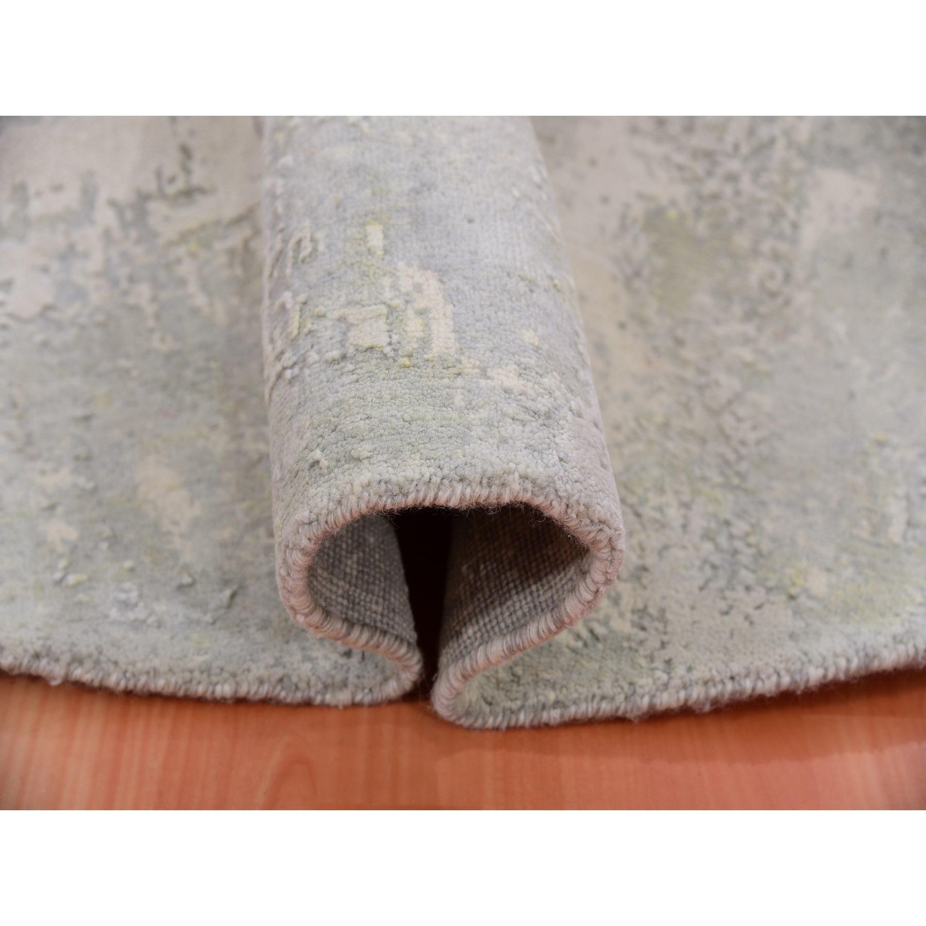 Annodato a mano Tappeto rotondo moderno astratto 6'x6' in lana e seta grigio flanella annodato a mano in vendita