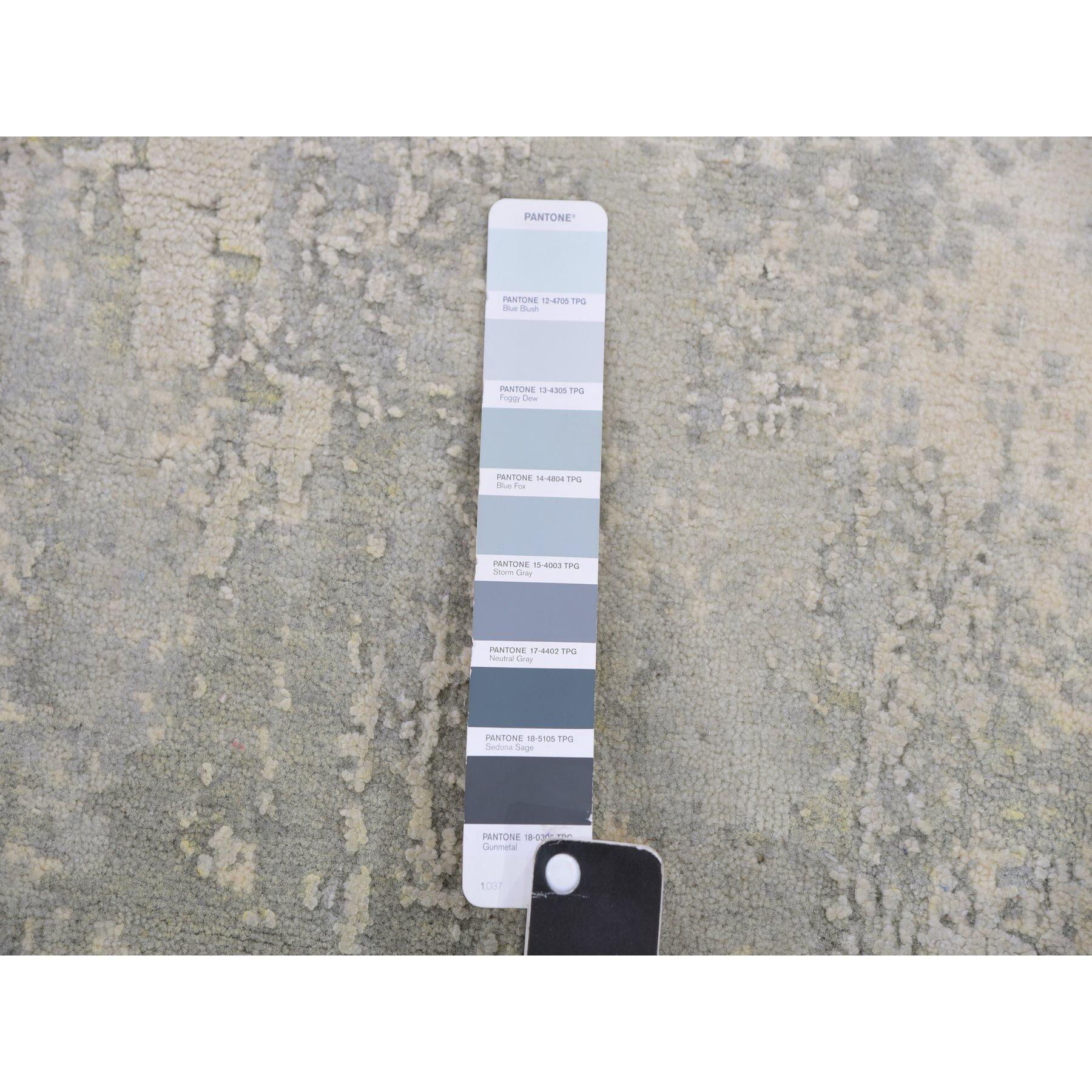 XXI secolo e contemporaneo Tappeto rotondo moderno astratto 6'x6' in lana e seta grigio flanella annodato a mano in vendita