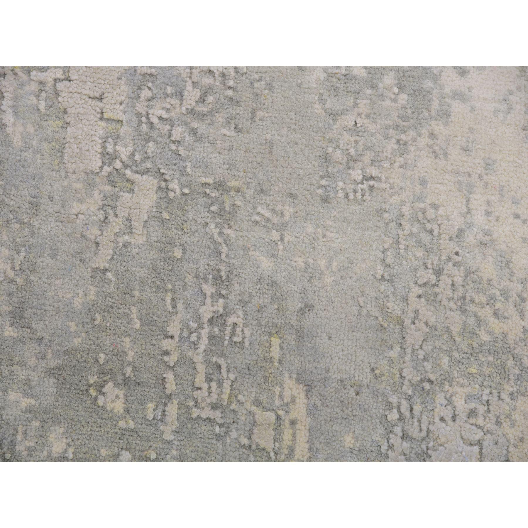 Lana Tappeto rotondo moderno astratto 6'x6' in lana e seta grigio flanella annodato a mano in vendita
