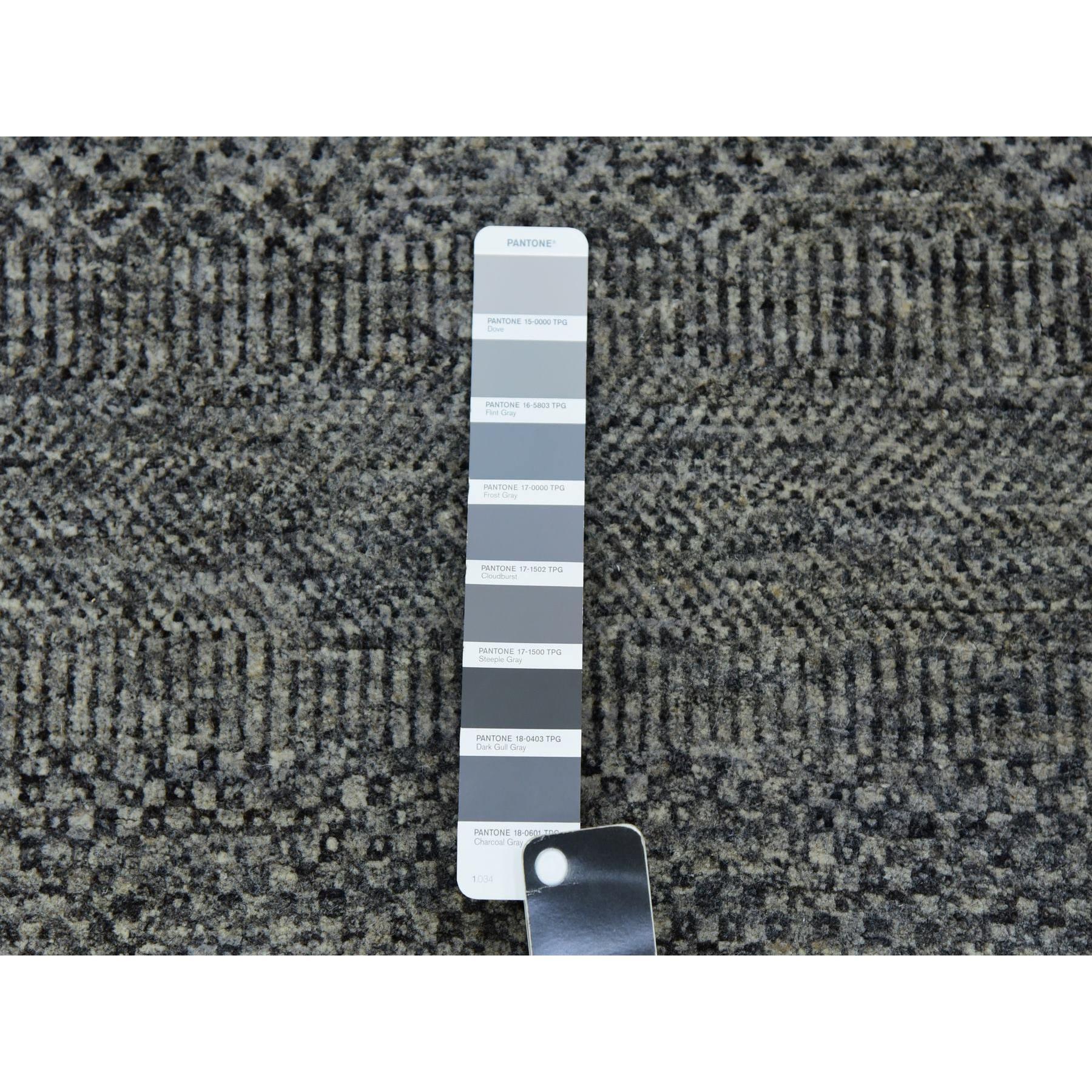 6'x6' Gauntlet Gray Hand Knotted Modern Grass Undyed Wool Round Oriental Rug (Indisch) im Angebot