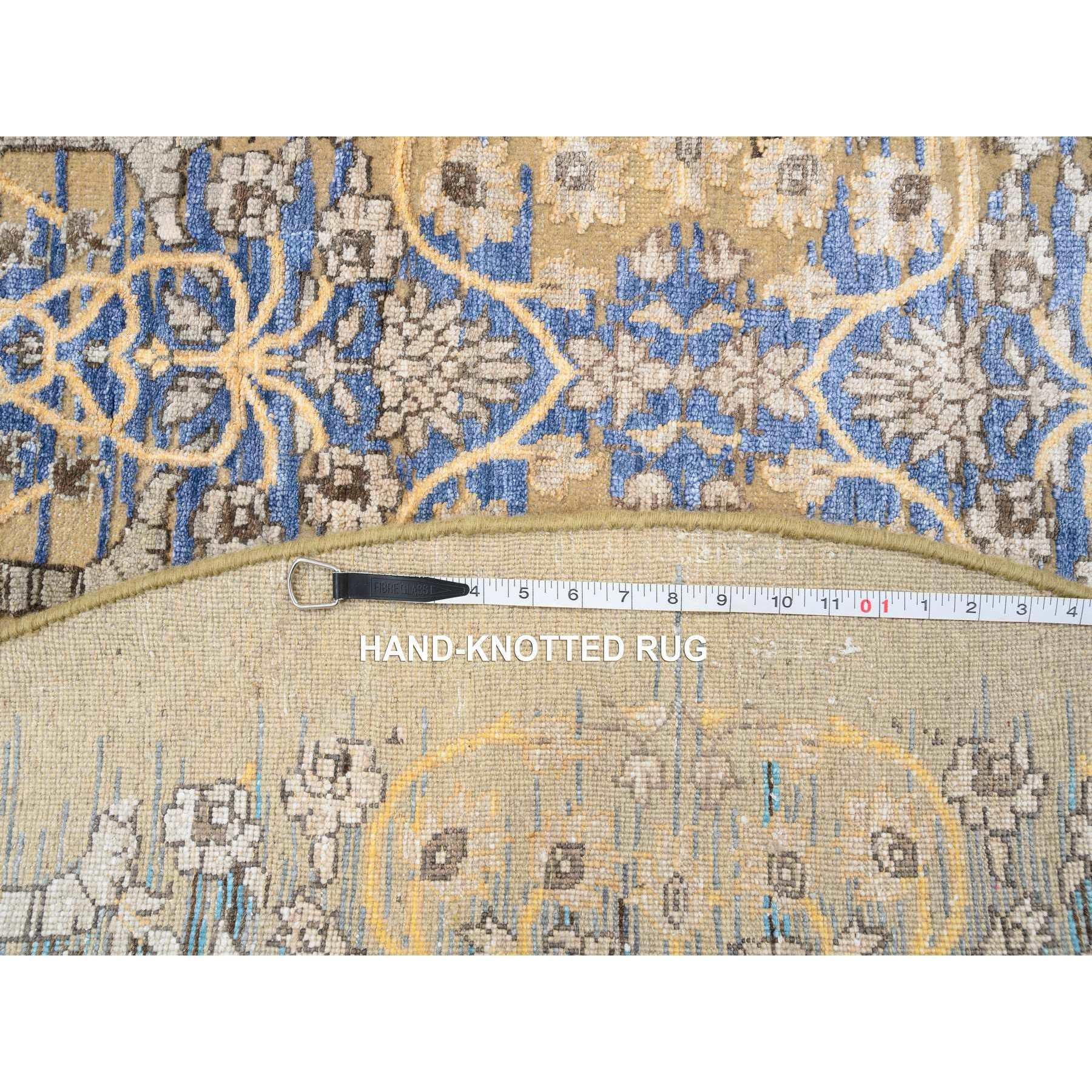 6'x6' Goldbraun, Transitional Sarouk Seide mit Wolle Handgeknüpft Rundteppich im Angebot 3