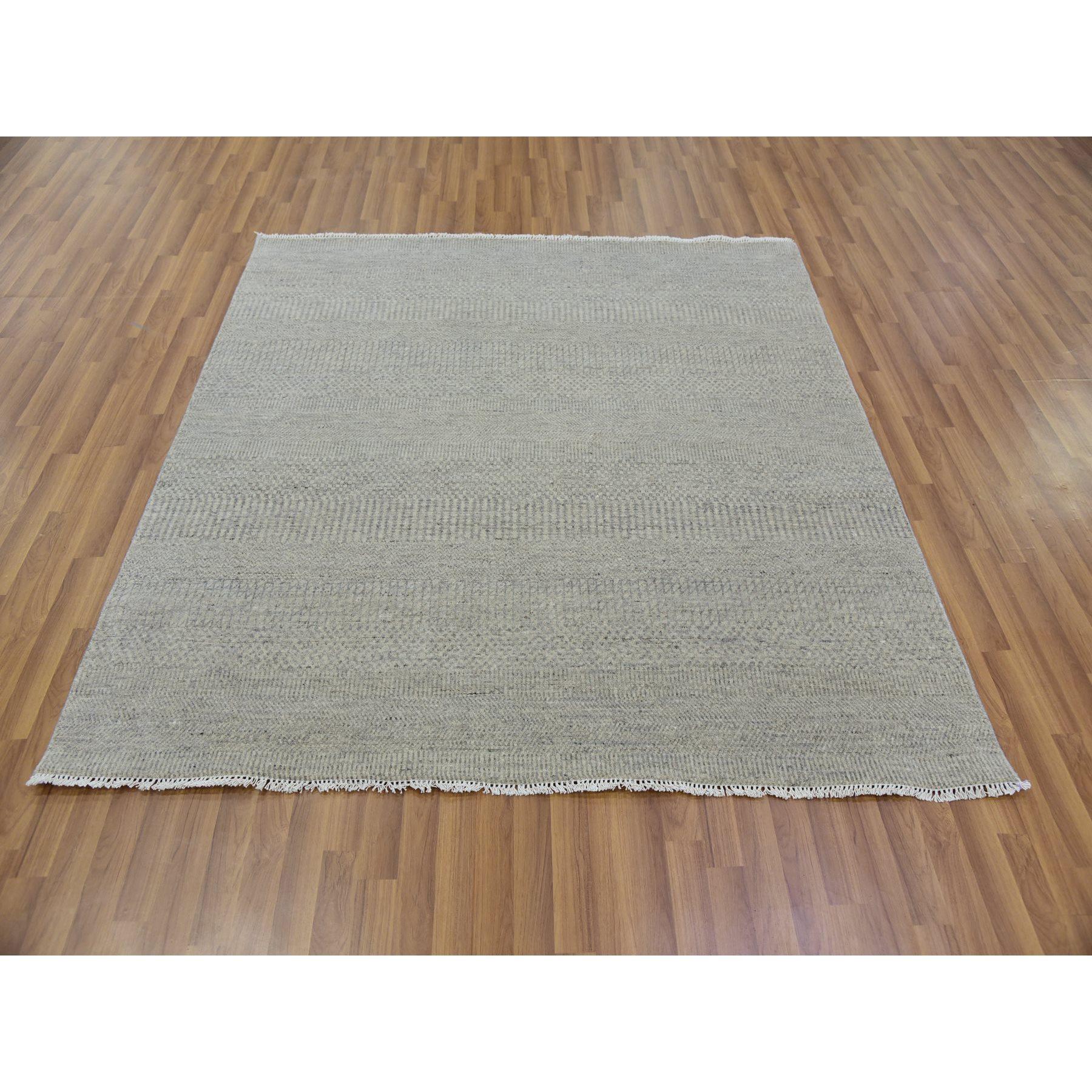 Ristruttura la tua casa con questo fantastico tappeto annodato a mano. Questo tappeto orientale realizzato a mano in 100% lana non colorata, tono su tono, design moderno con erba, annodato a mano, è un tappeto orientale. Questo pezzo particolare è