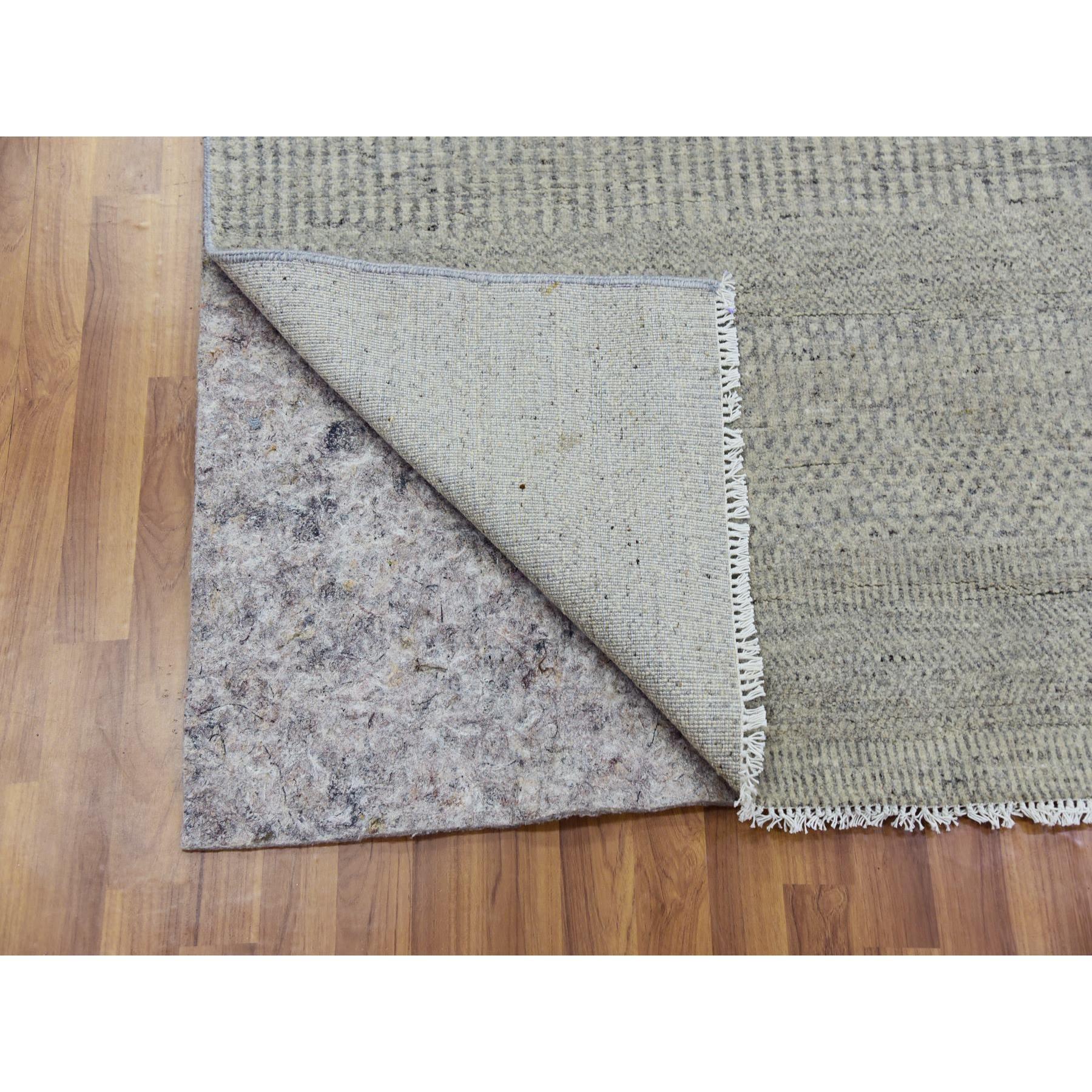 Moderno Tappeto quadrato 6'x6' Goose Gray Undyed Wool annodato a mano con un design moderno a base di erbe in vendita