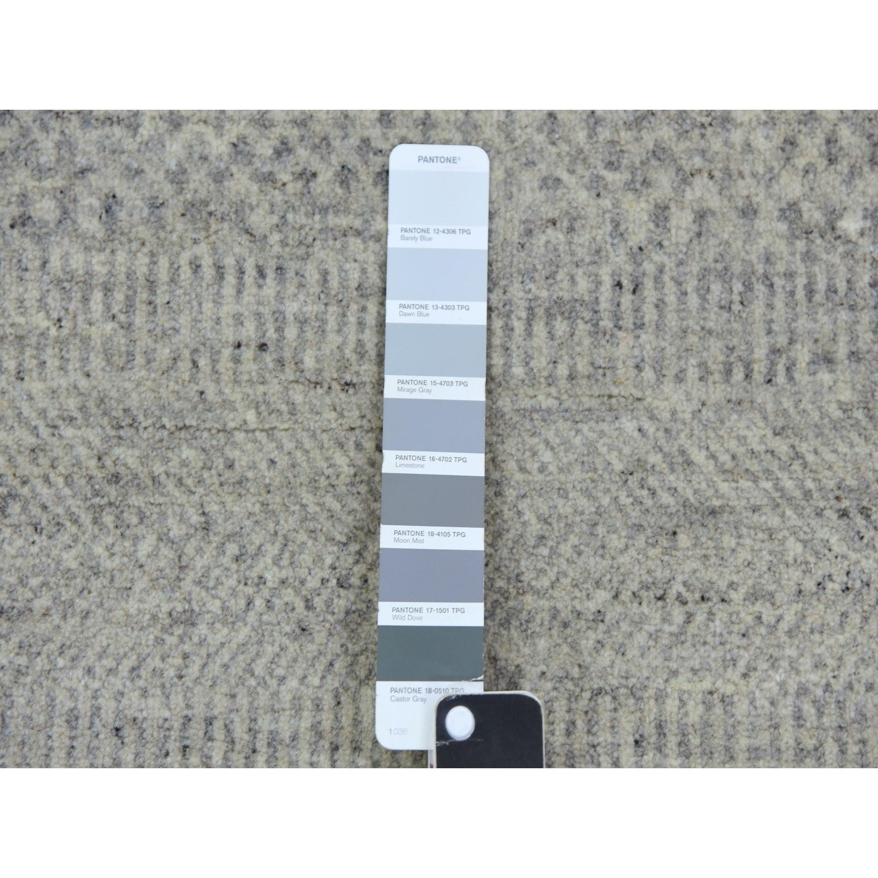 Indiano Tappeto quadrato 6'x6' Goose Gray Undyed Wool annodato a mano con un design moderno a base di erbe in vendita