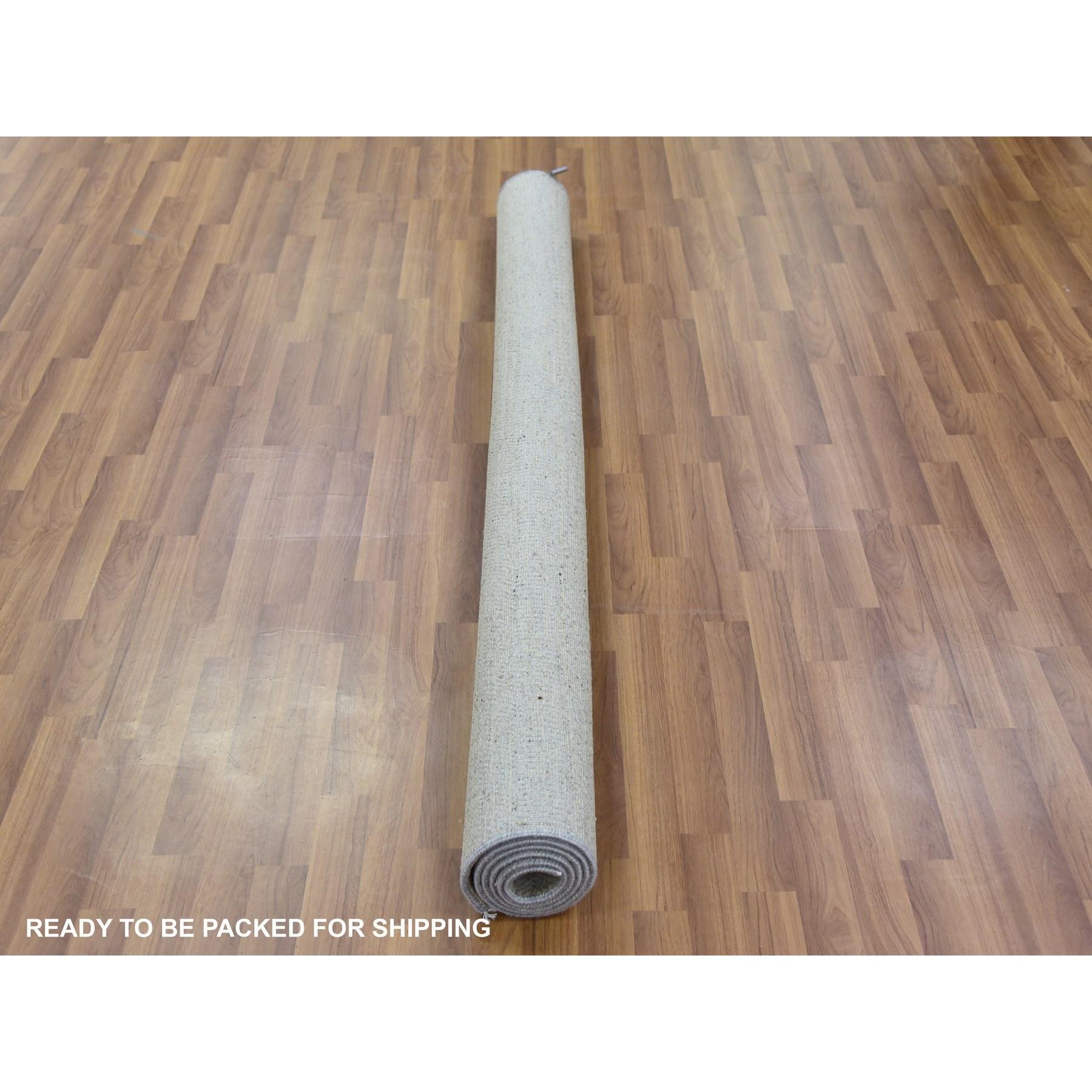 Annodato a mano Tappeto quadrato 6'x6' Goose Gray Undyed Wool annodato a mano con un design moderno a base di erbe in vendita