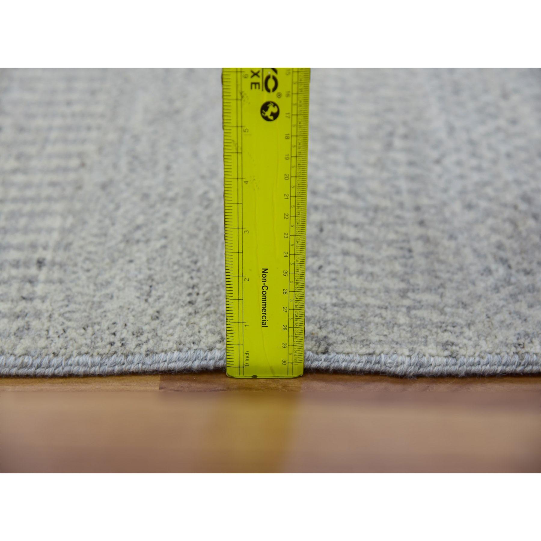 Tappeto quadrato 6'x6' Goose Gray Undyed Wool annodato a mano con un design moderno a base di erbe In condizioni Nuovo in vendita a Carlstadt, NJ