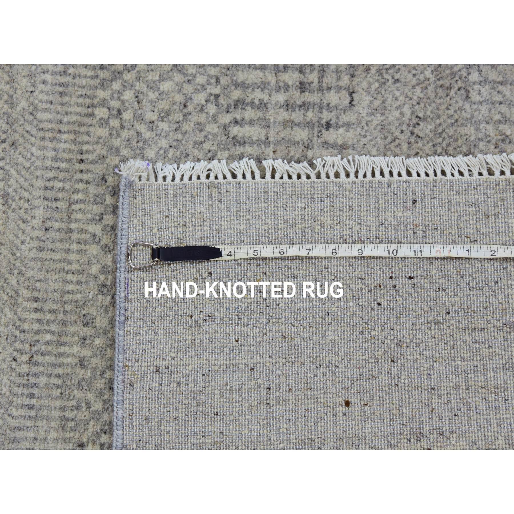 XXI secolo e contemporaneo Tappeto quadrato 6'x6' Goose Gray Undyed Wool annodato a mano con un design moderno a base di erbe in vendita