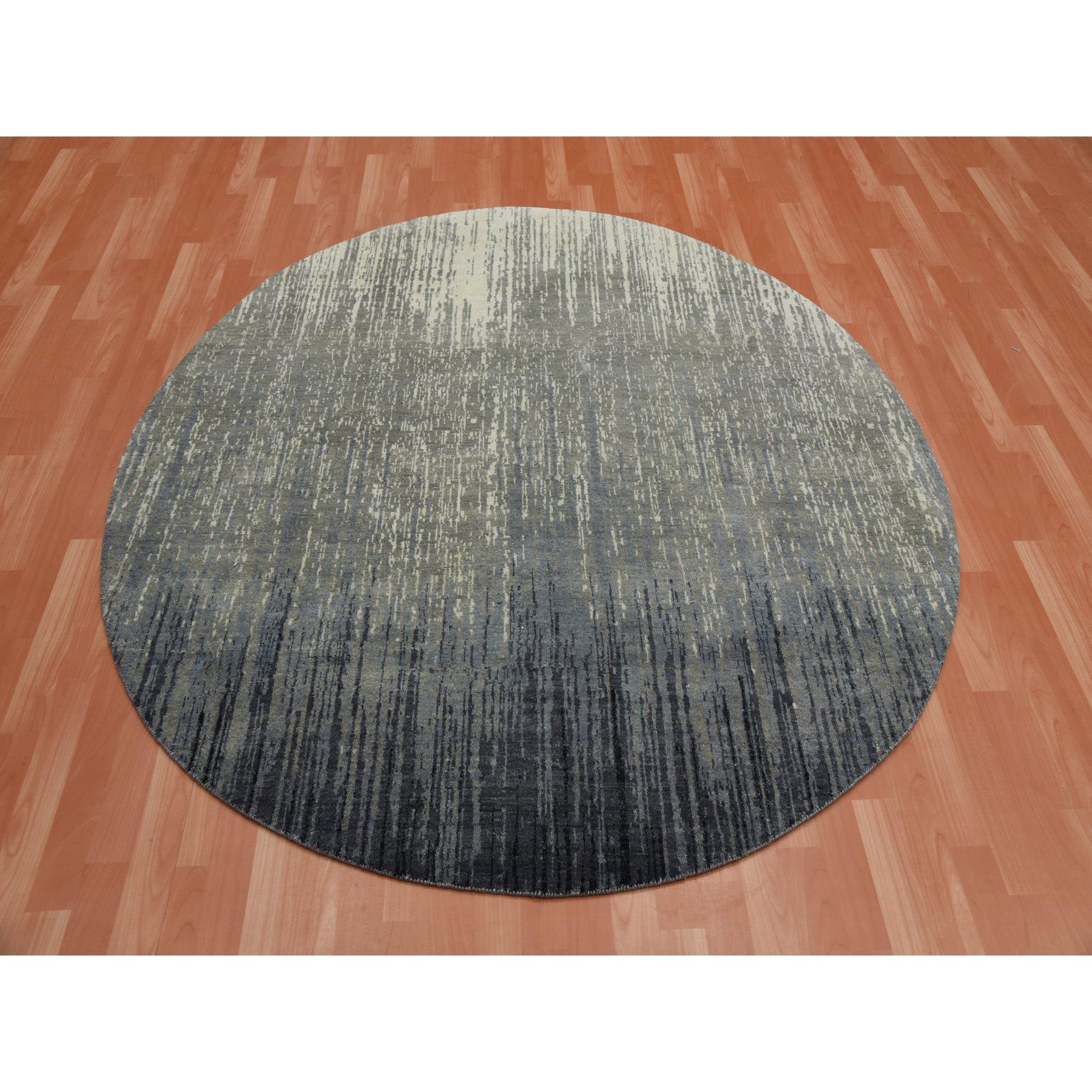 Si tratta di un autentico tappeto orientale rotondo in pura lana, grigio e nero, densamente intrecciato e annodato a mano con un moderno design/One. È stato annodato per mesi e mesi con tecniche di tessitura secolari da esperti artigiani.
Materiali