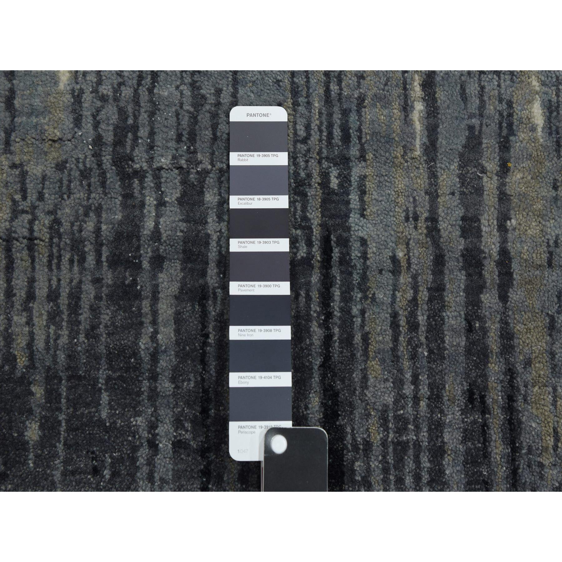 Indiano Tappeto rotondo in lana moderna Ombre 6'x6' grigio e nero densamente intrecciato a mano in vendita