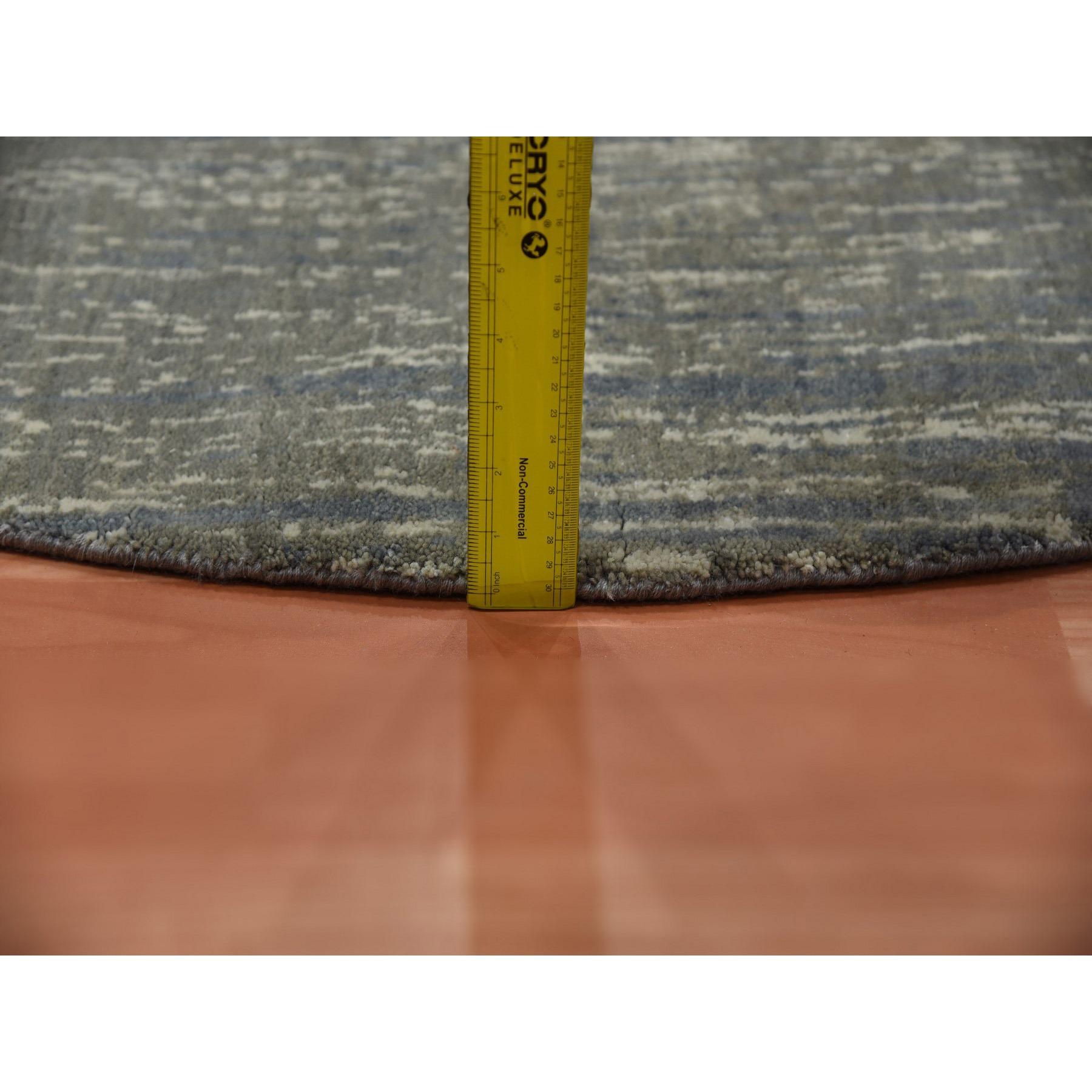 Tappeto rotondo in lana moderna Ombre 6'x6' grigio e nero densamente intrecciato a mano In condizioni Nuovo in vendita a Carlstadt, NJ