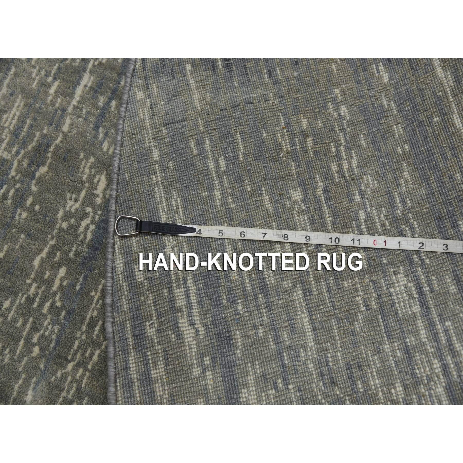 XXI secolo e contemporaneo Tappeto rotondo in lana moderna Ombre 6'x6' grigio e nero densamente intrecciato a mano in vendita