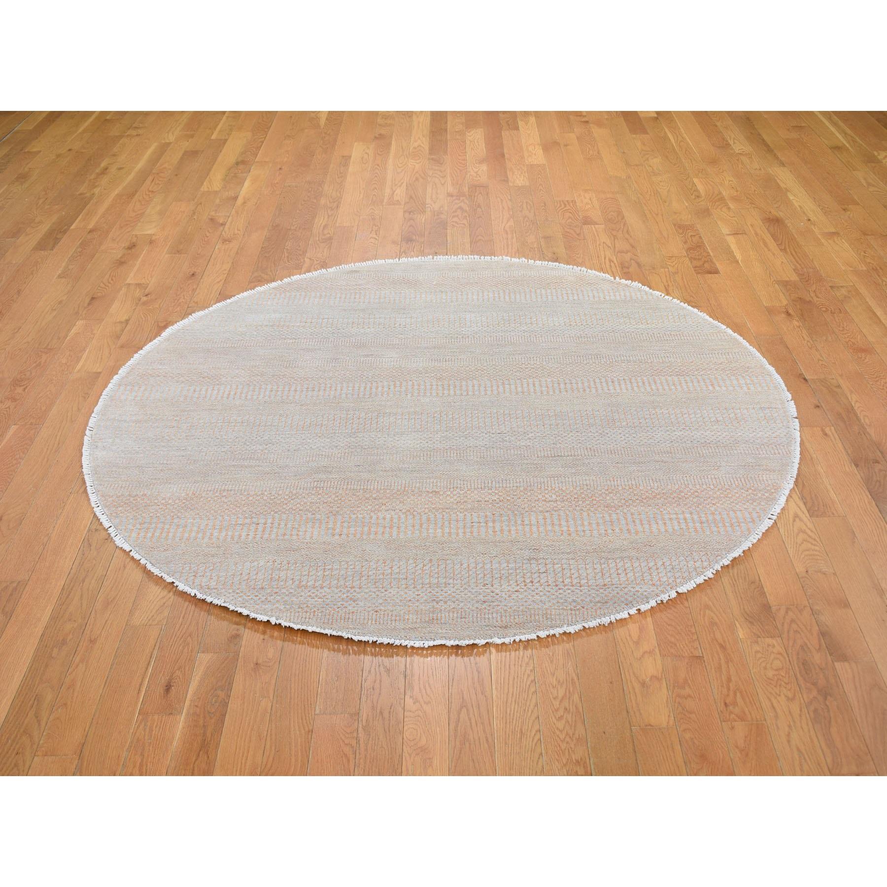 Dies ist eine wirklich echte one-of-a-kind Gray Grass Design Wolle und Seide Hand geknüpft Runde Orientteppich. Es wurde monatelang von erfahrenen Handwerkern in der jahrhundertealten persischen Webtechnik gewebt.
Primäre MATERIALIEN: Wolle &