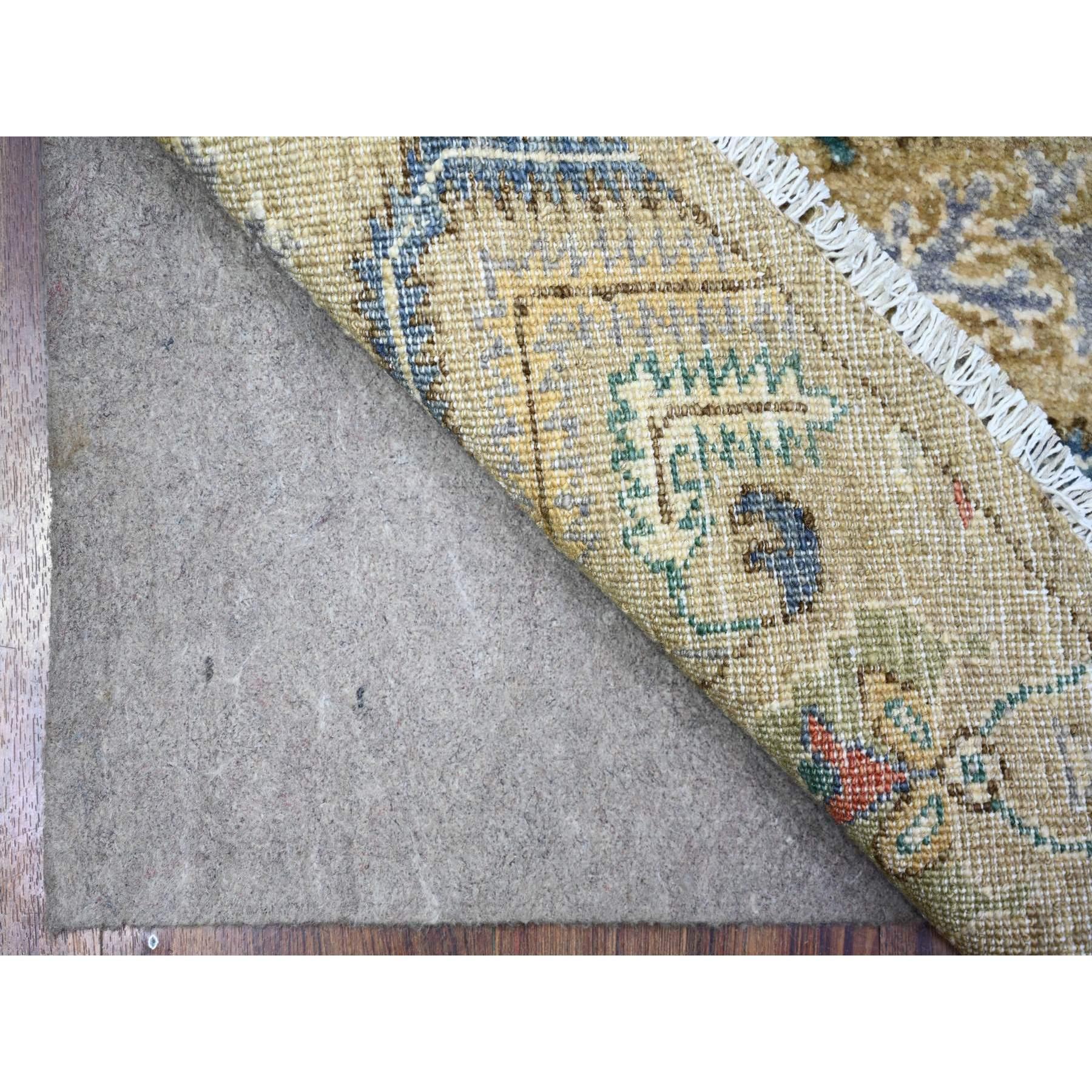 Se trata de una auténtica alfombra oriental de diseño Oushak anudada a mano. Ha sido anudada durante meses y meses con técnicas artesanales de tejido centenarias por expertos artesanos.
Materiales primarios: Lana
Látex: Sin pelo 
altura: 0,25