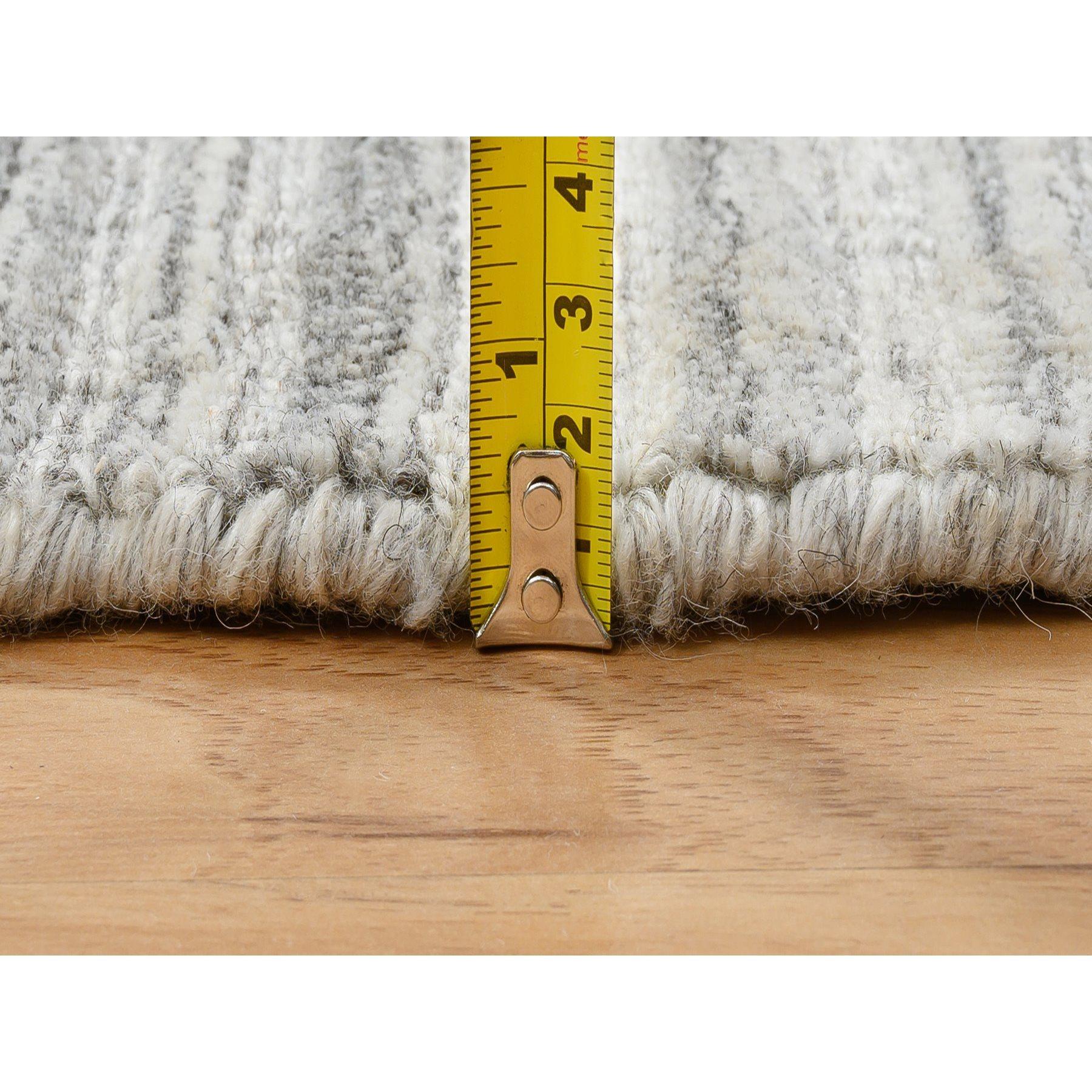 6'x6' Grau Hand gewebt ungefärbt natürliche Wolle Modern Design Runde Teppich (21. Jahrhundert und zeitgenössisch) im Angebot