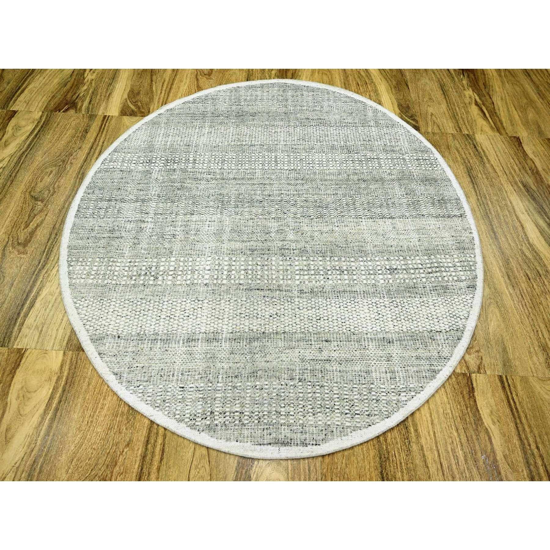 Misty Gray, Oxidized and Distressed Grass Design with Exposed Warps, Hand Knotted, Organic Wool, Round, Oriental Rug (tapis oriental)
Matières premières : Laine
Latex : Pas de poils 
hauteur : 0,25 pouces
Style : Contemporain
Couleur primaire :