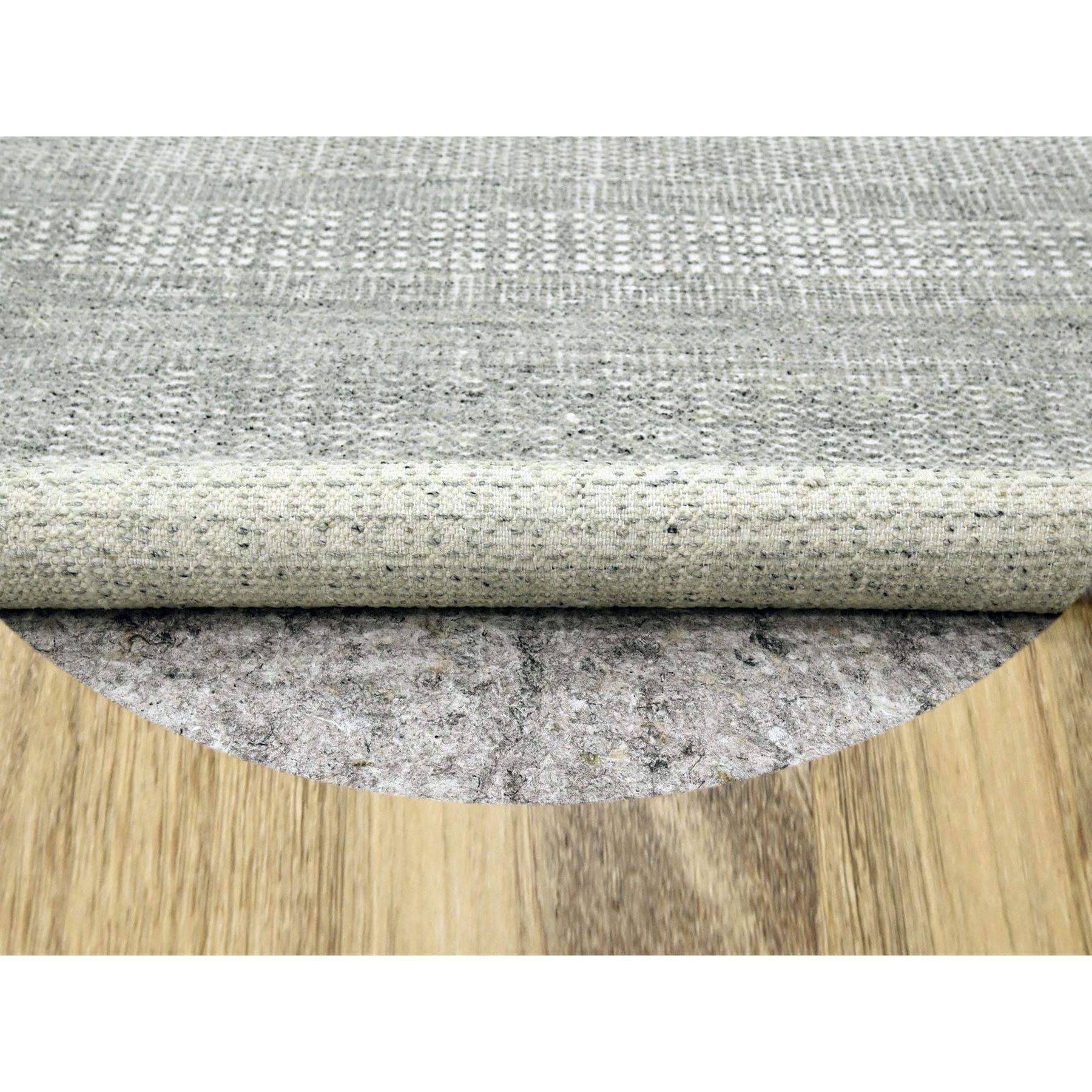 Moderne Tapis rond en laine nouée à la main 6'x6' Gris Oxidized and Distressed Grass Design en vente