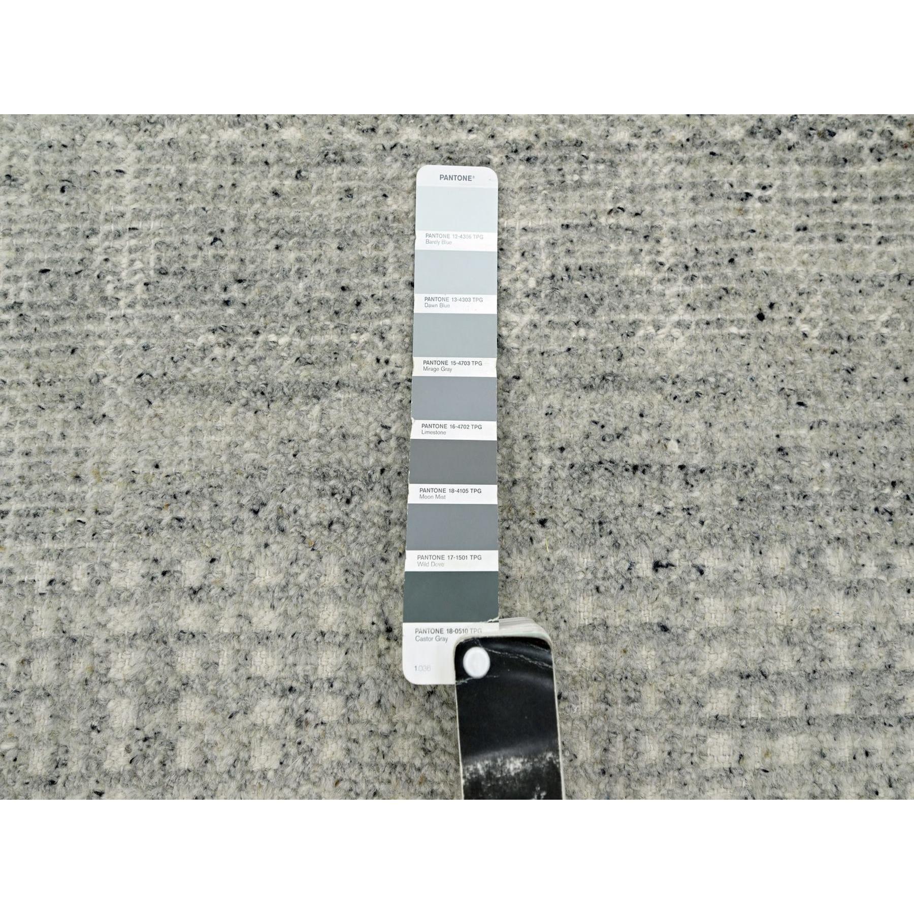 Indien Tapis rond en laine nouée à la main 6'x6' Gris Oxidized and Distressed Grass Design en vente