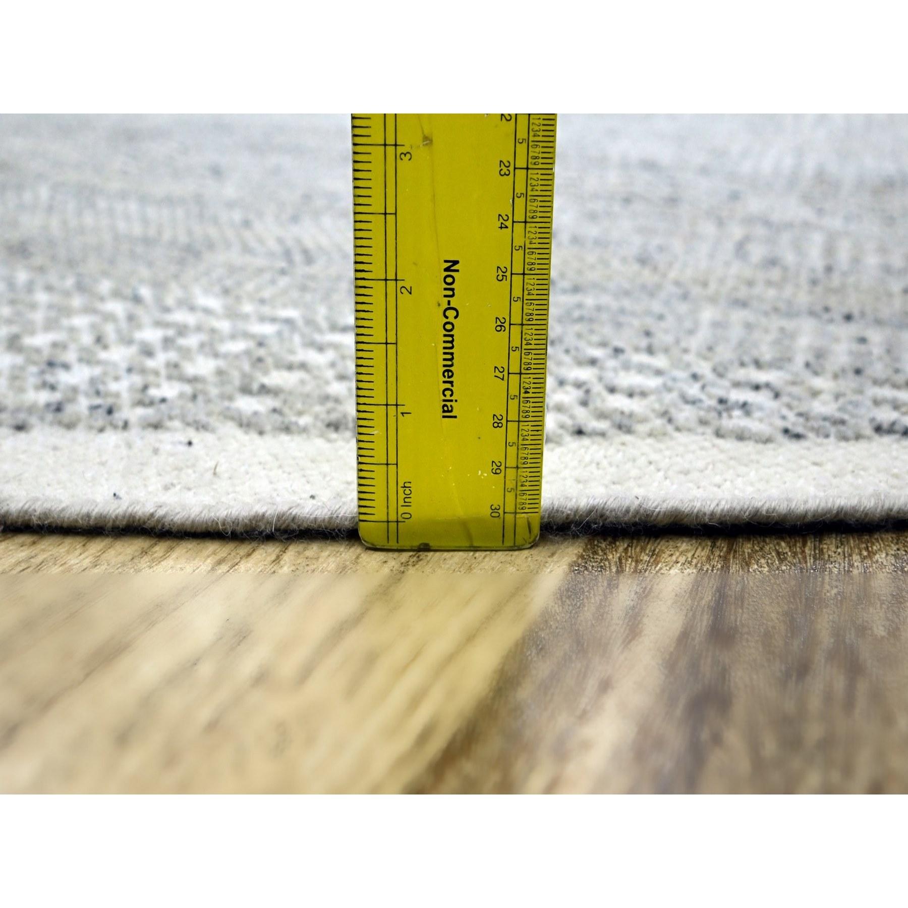 Noué à la main Tapis rond en laine nouée à la main 6'x6' Gris Oxidized and Distressed Grass Design en vente