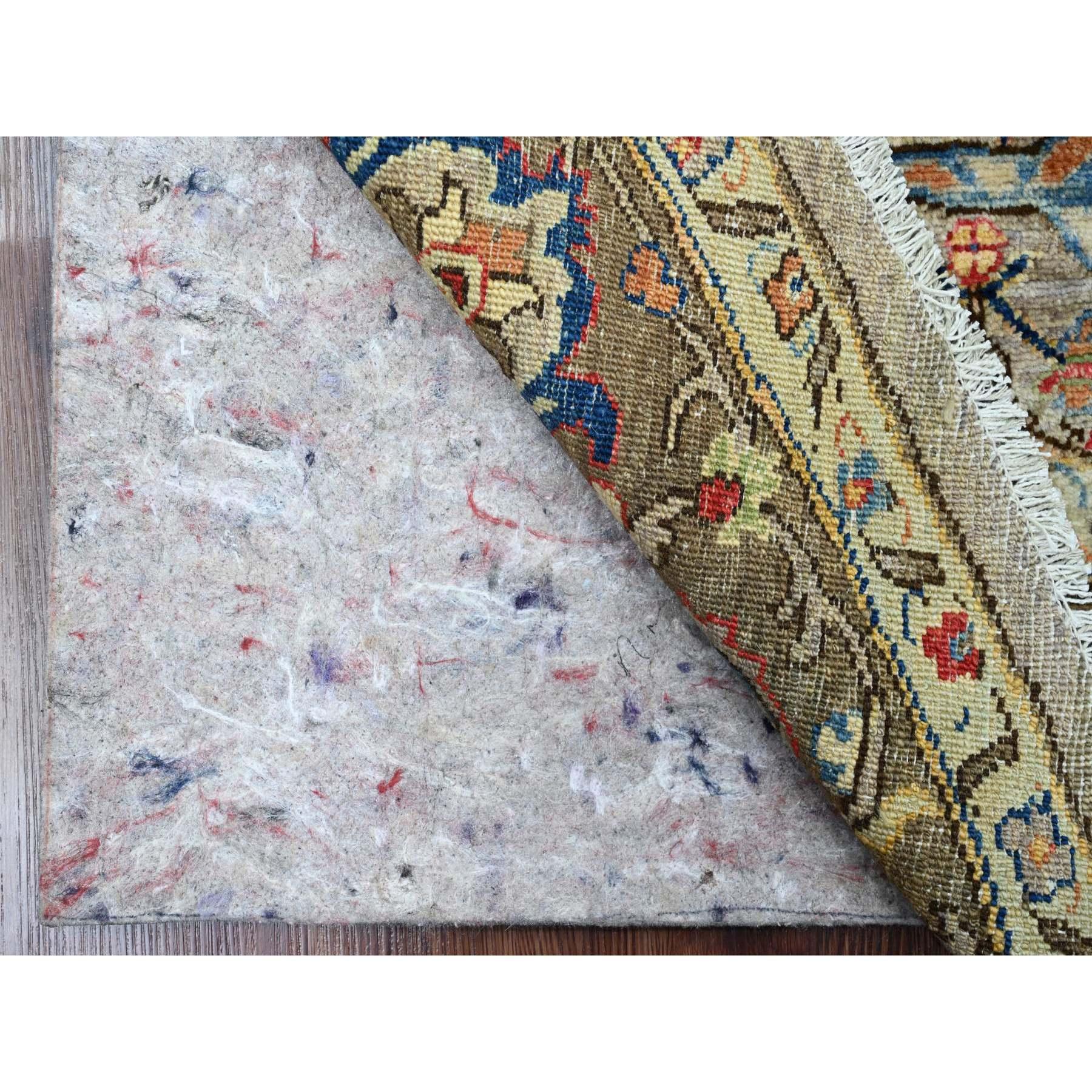 Sonic Gray, Peshawar con disegno Bijar Garus, Grado Aryana, Annodato a mano, Tinture vegetali, Tessuto fitto, Lana di alta montagna, Rotondo, Tappeto orientale Materiali primari: Lana
Lattice: No Pile 
altezza: 0,25 pollici
Stile: Di