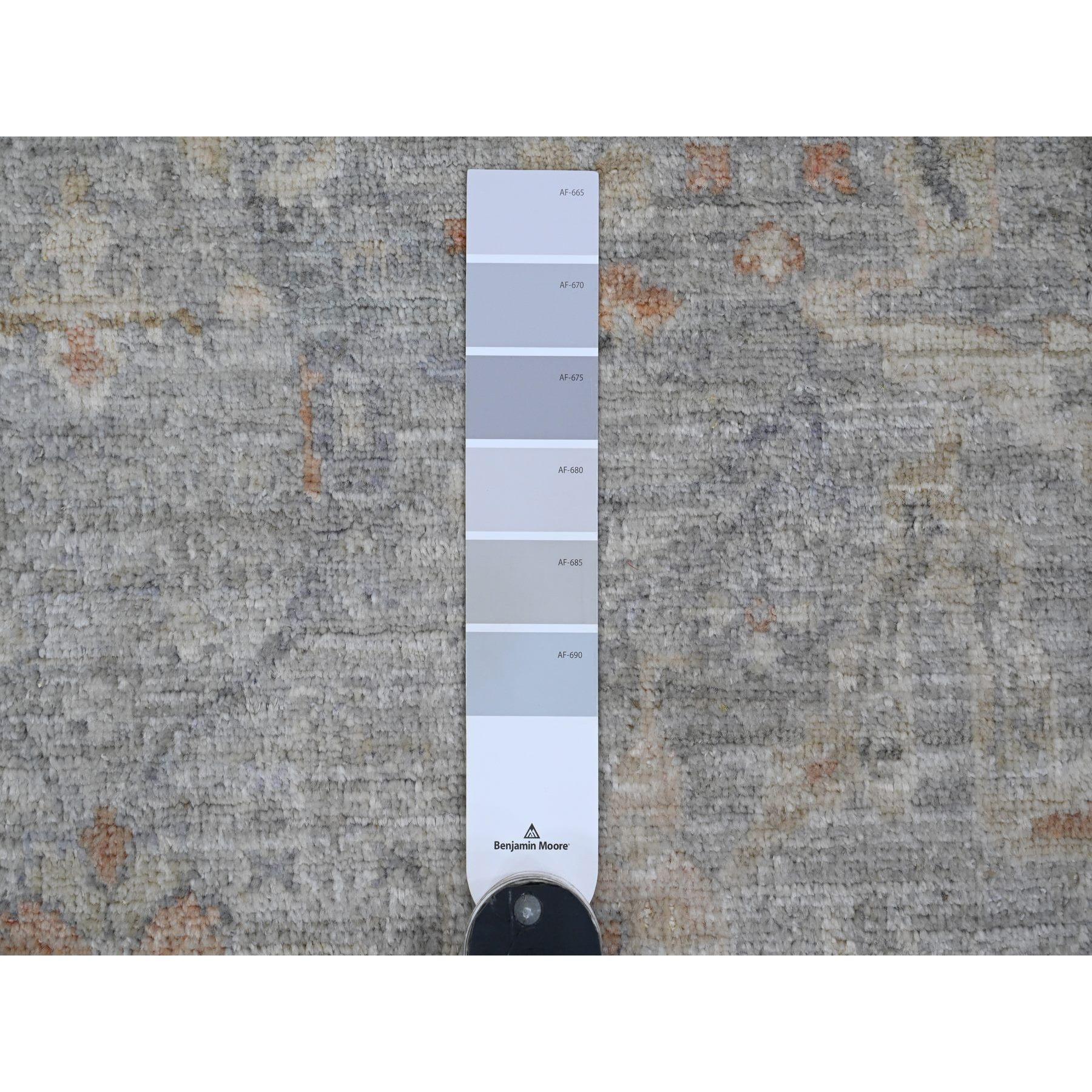 6'x6' Grauer runder Teppich aus reiner Wolle im Peshawar Ziegler Mahal-Design, handgeknüpft (Oushak) im Angebot
