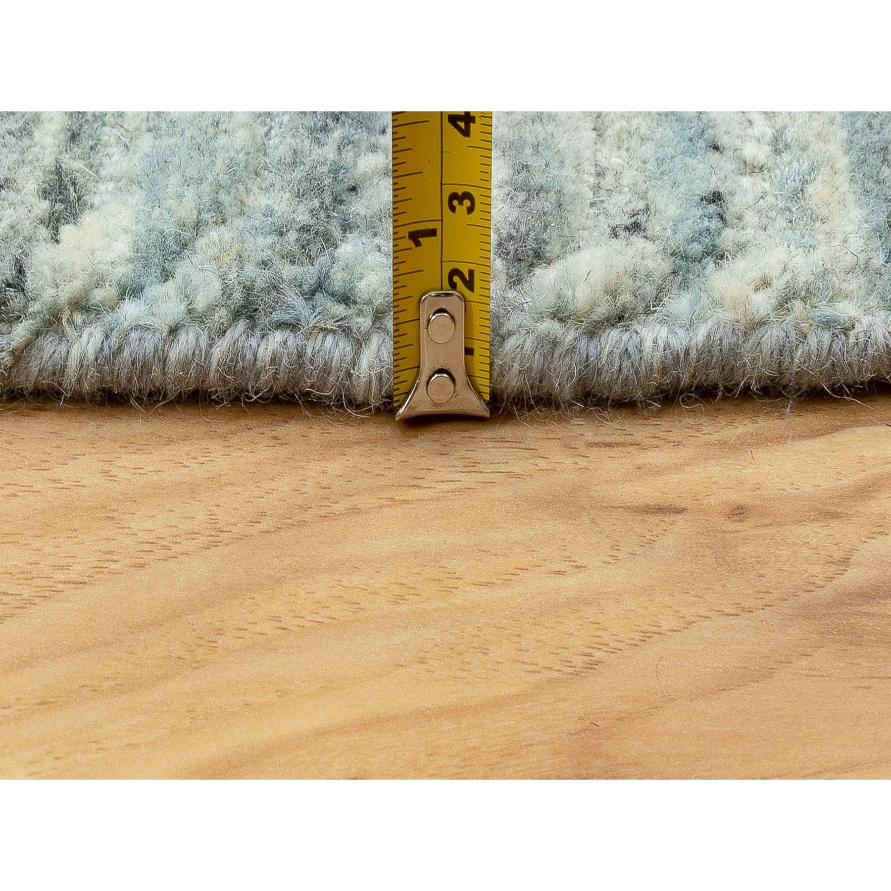 XXI secolo e contemporaneo Tappeto moderno in pura lana 6'x6' verde lavorato a mano con testo variegato e disegno rotondo in vendita