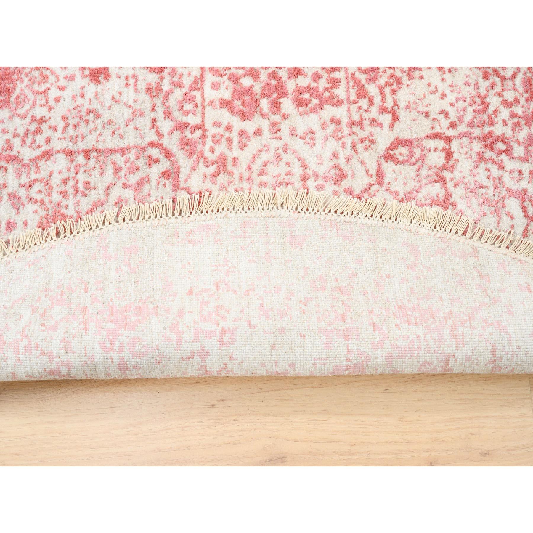 6'x6' Handgeknüpfter rosa Broken Persischer Medaillon Runder Teppich aus Wolle und reiner Seide mit Medaillon (Mittelalterlich) im Angebot