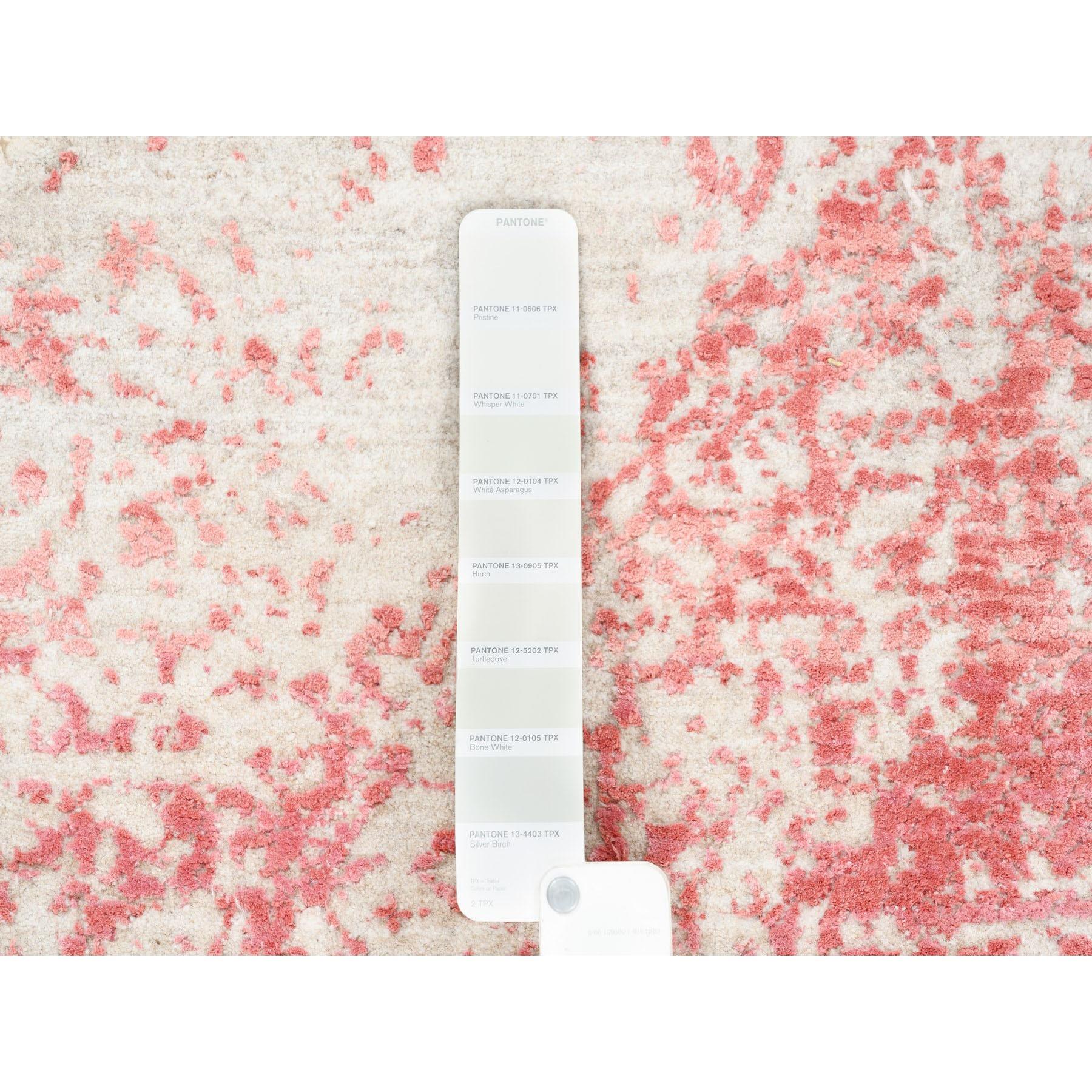 6'x6' Handgeknüpfter rosa Broken Persischer Medaillon Runder Teppich aus Wolle und reiner Seide mit Medaillon (Indisch) im Angebot