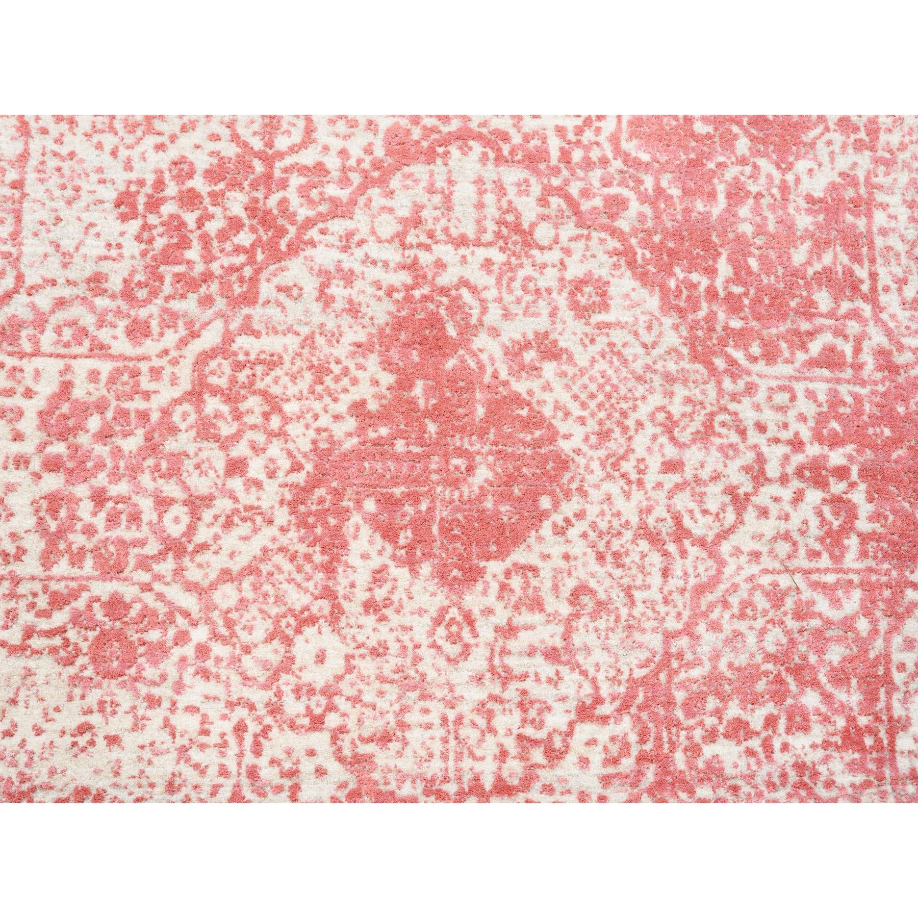 6'x6' Handgeknüpfter rosa Broken Persischer Medaillon Runder Teppich aus Wolle und reiner Seide mit Medaillon im Zustand „Neu“ im Angebot in Carlstadt, NJ