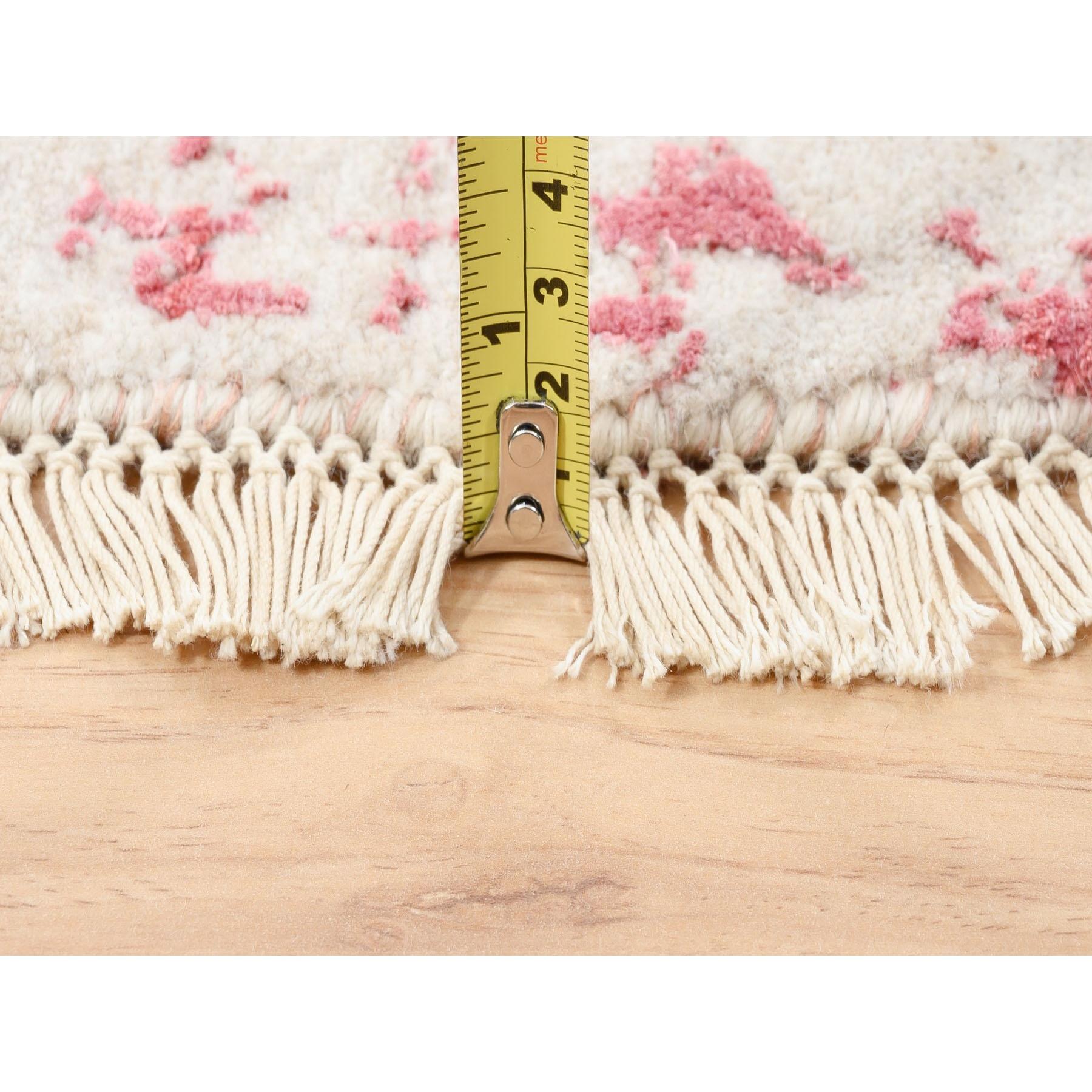 6'x6' Handgeknüpfter rosa Broken Persischer Medaillon Runder Teppich aus Wolle und reiner Seide mit Medaillon im Angebot 1