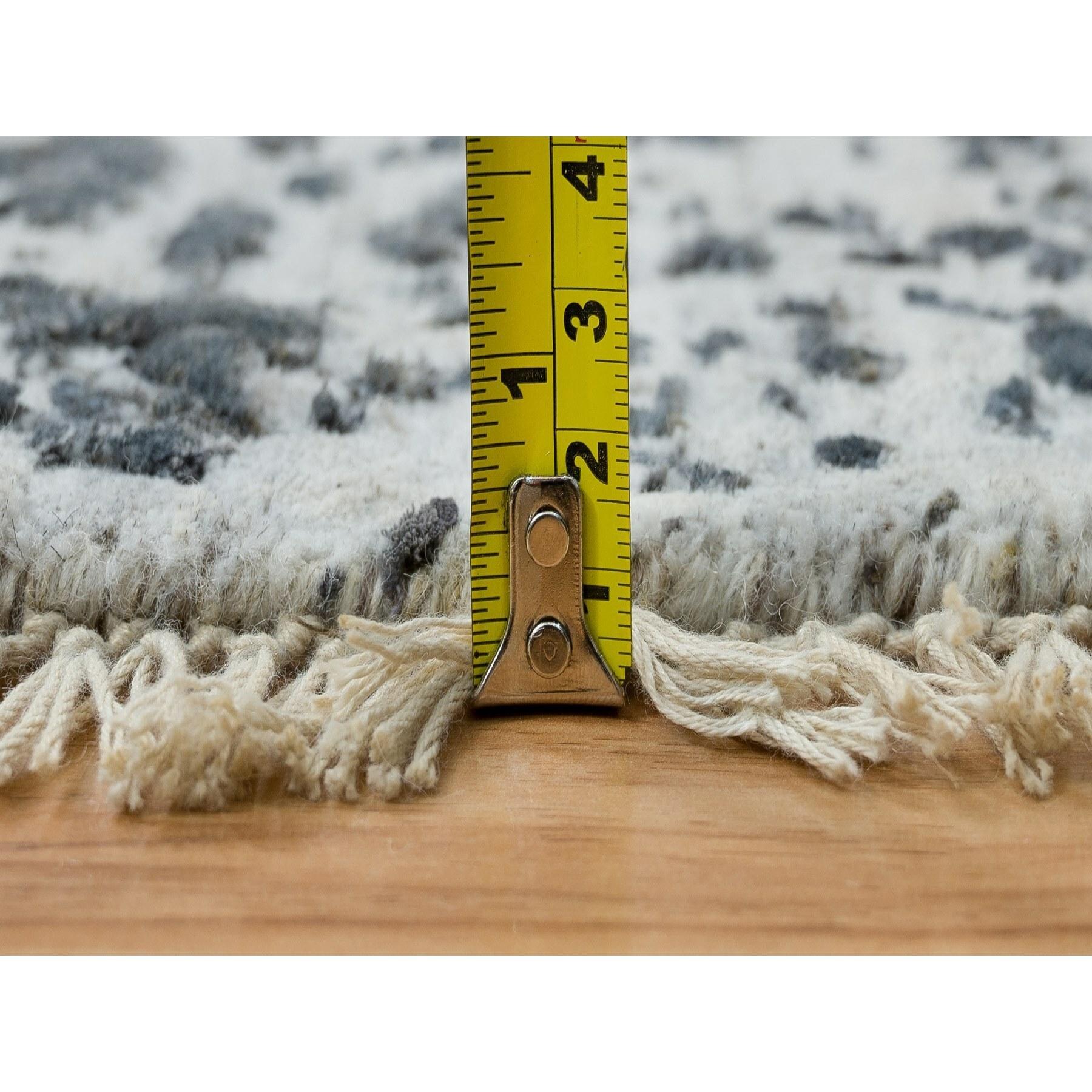 6'x6' Ice Gray Wolle und Seide Broken Design Handgeknüpfter Orientteppich im Angebot 1