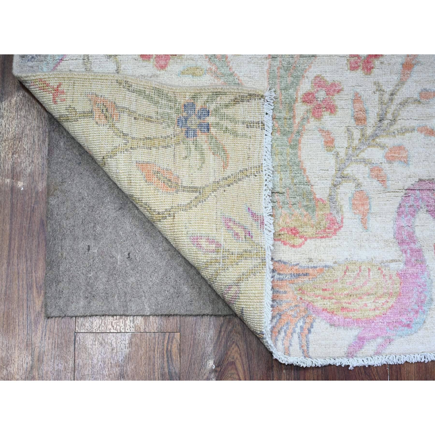 Dies ist eine wirklich echte one-of-a-kind afghanischen Peshawar mit Birds of Paradise Design, handgeknüpft, reine Wolle, Orientteppich. Es wurde monatelang von erfahrenen Kunsthandwerkern in jahrhundertealten Webtechniken geknüpft.
Primäre