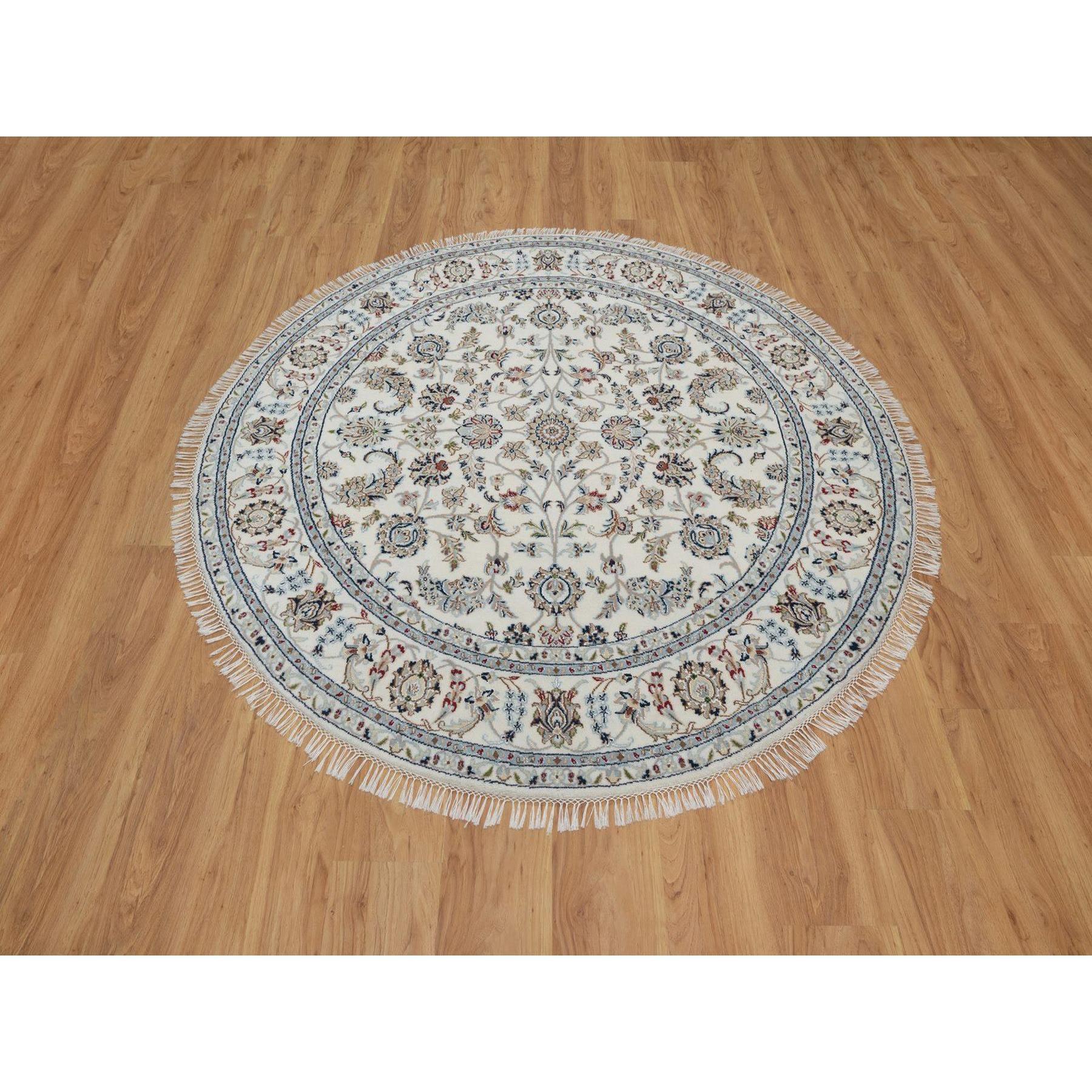 Bianco Alabastro, Annodato a mano, Nain con motivo floreale all over, Lana e seta, Pile morbido, 250 KPSI, Rotondo, Tappeto orientale
Materiali primari: Lana e seta
Lattice: No Pile 
altezza: 0,25 pollici
Stile: Tradizionale
Colore primario: