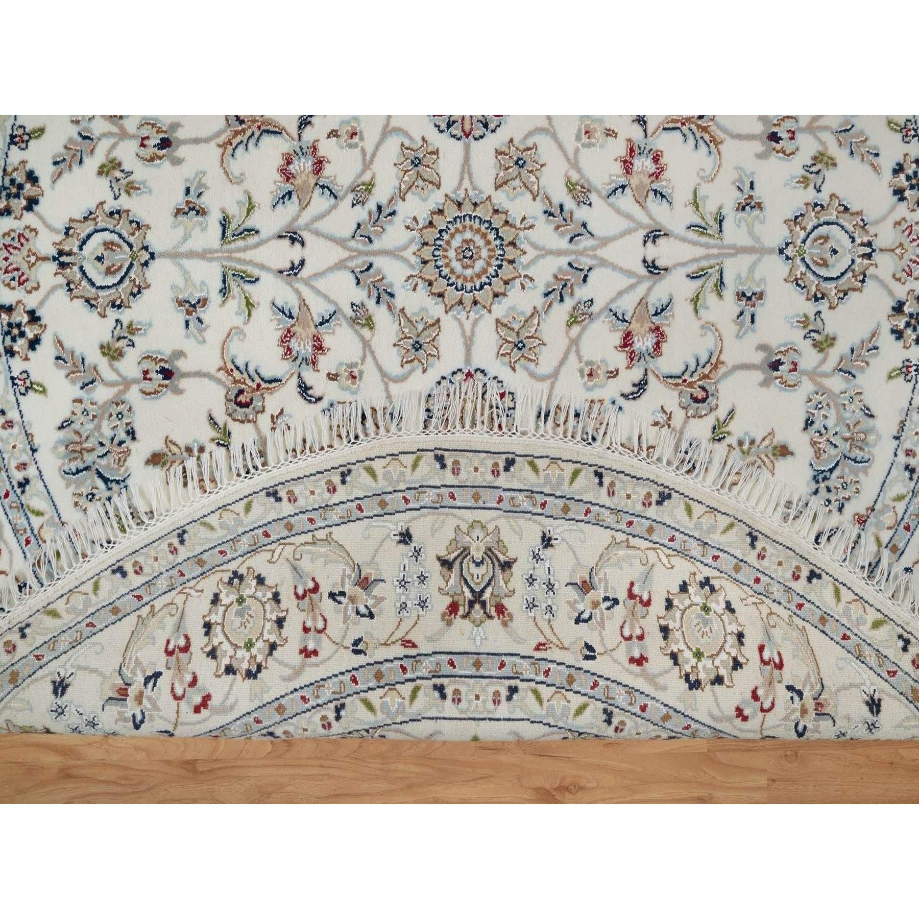 Medievale Tappeto rotondo 6'x6' Avorio annodato a mano a Nain con motivo floreale in lana e seta in vendita