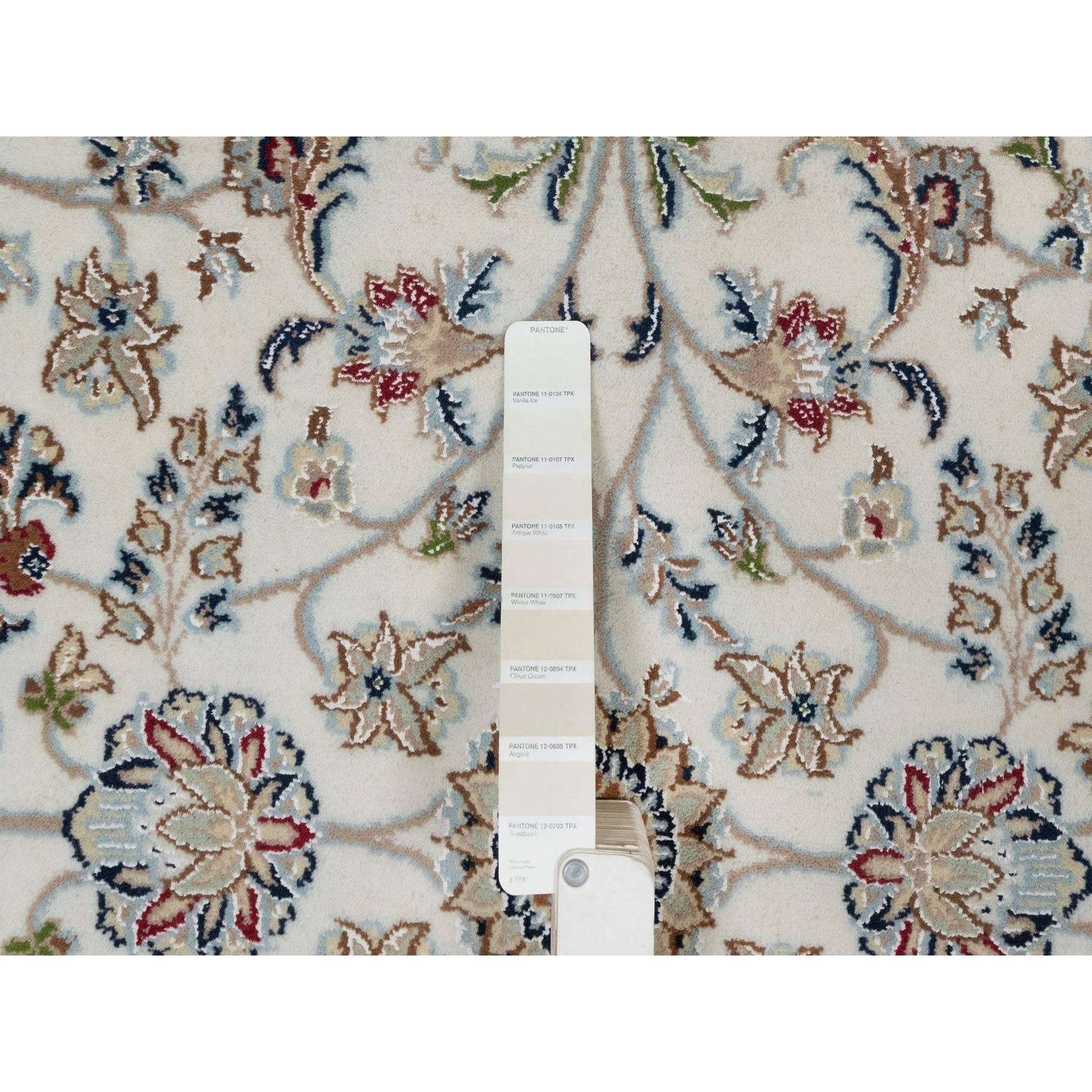 Indiano Tappeto rotondo 6'x6' Avorio annodato a mano a Nain con motivo floreale in lana e seta in vendita