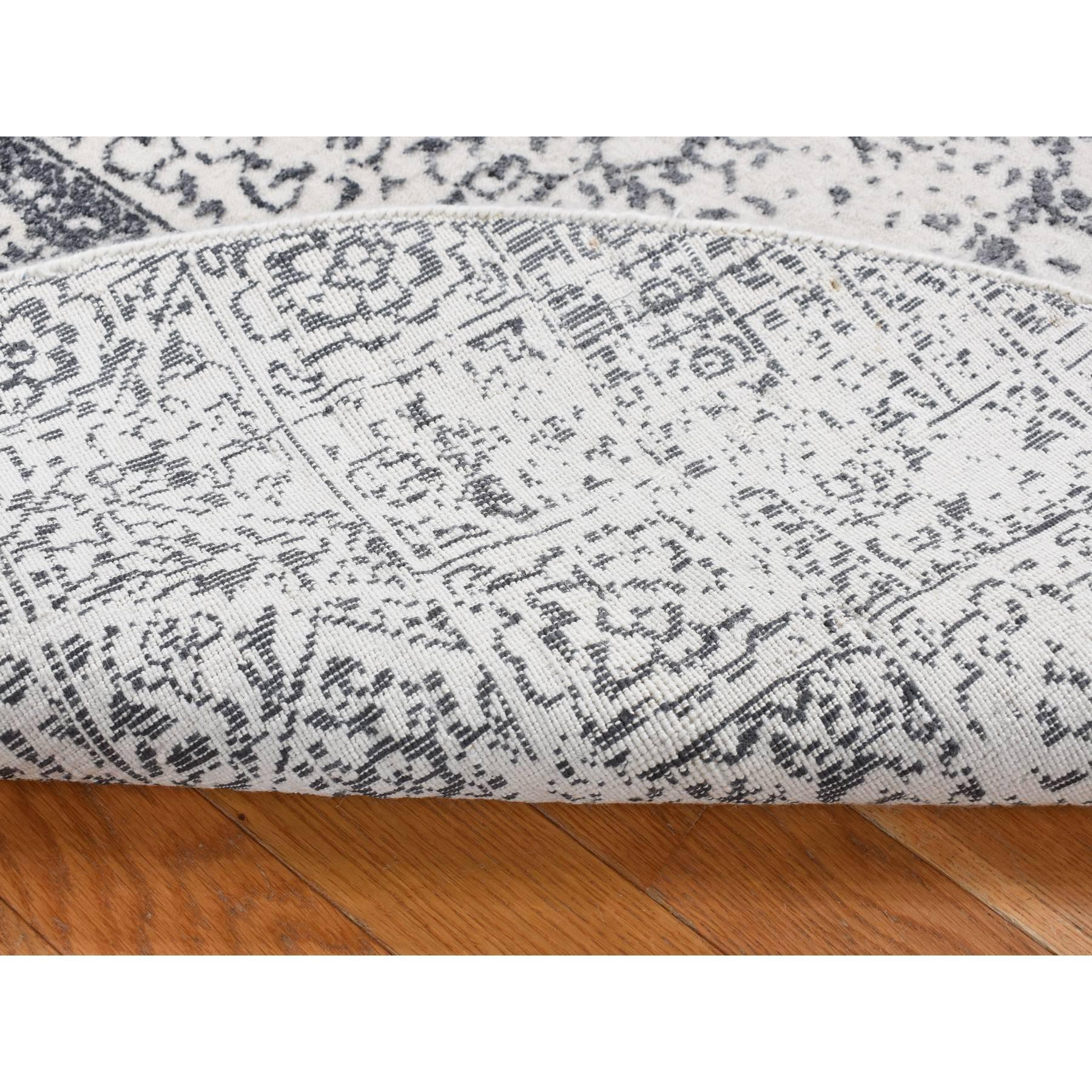 Ivoire avec un mélange de gris, tissé à la main avec un Design/One, ton sur ton, pure laine, tapis oriental rond
Matières premières : Laine
Latex : Pas de poils 
hauteur : 0,25 pouces
Style : Transitionnel
Couleur primaire : Ivoire
Couleurs
