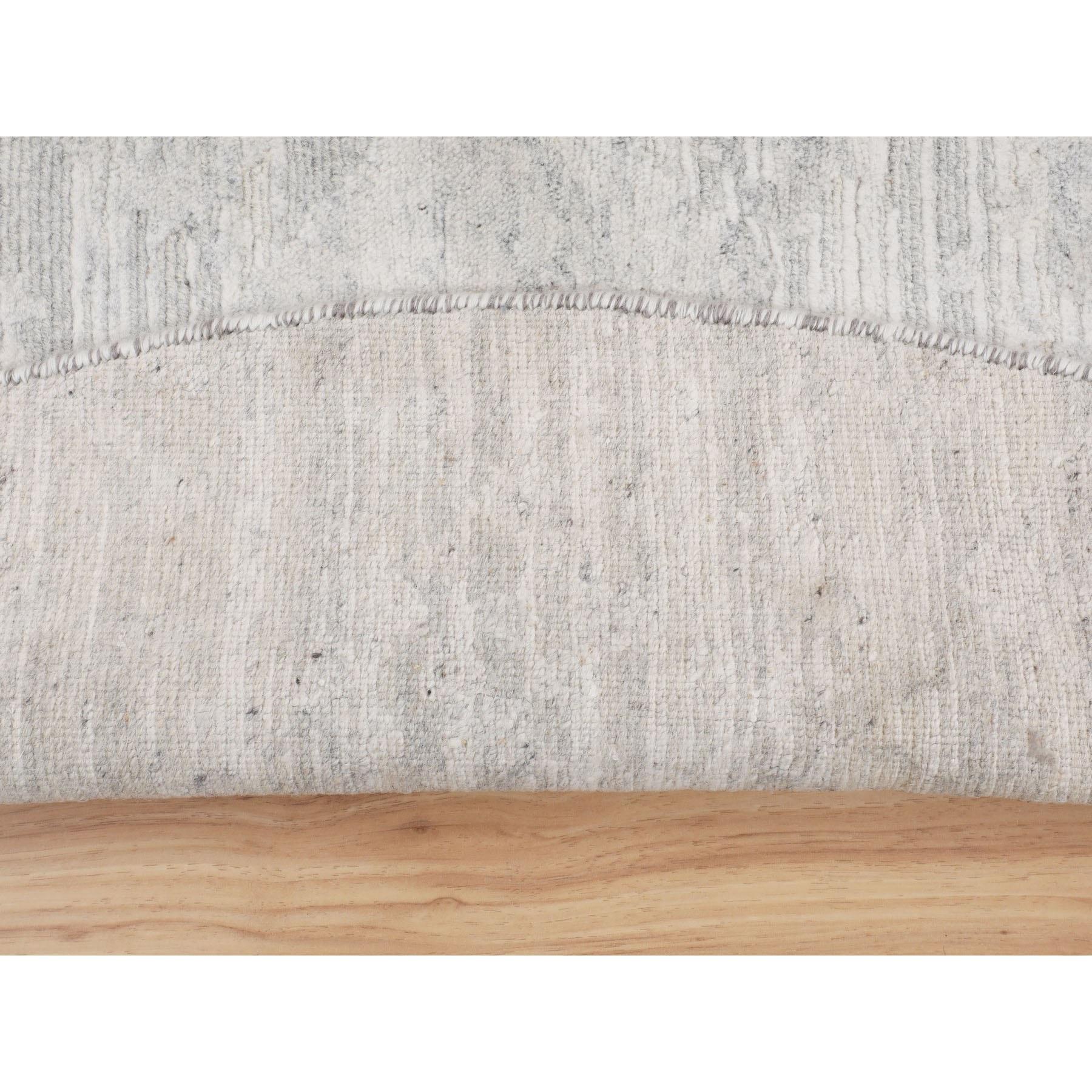 6'x6' Elfenbein handgesponnene ungefärbte natürliche Wolle Moderner runder handgeknüpfter Teppich (Indisch) im Angebot