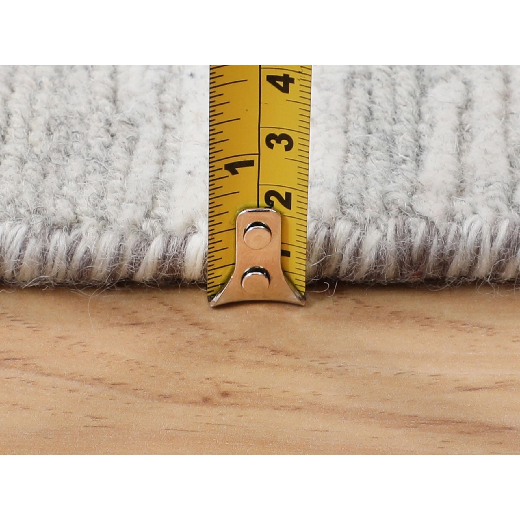 6'x6' Elfenbein handgesponnene ungefärbte natürliche Wolle Moderner runder handgeknüpfter Teppich im Angebot 1