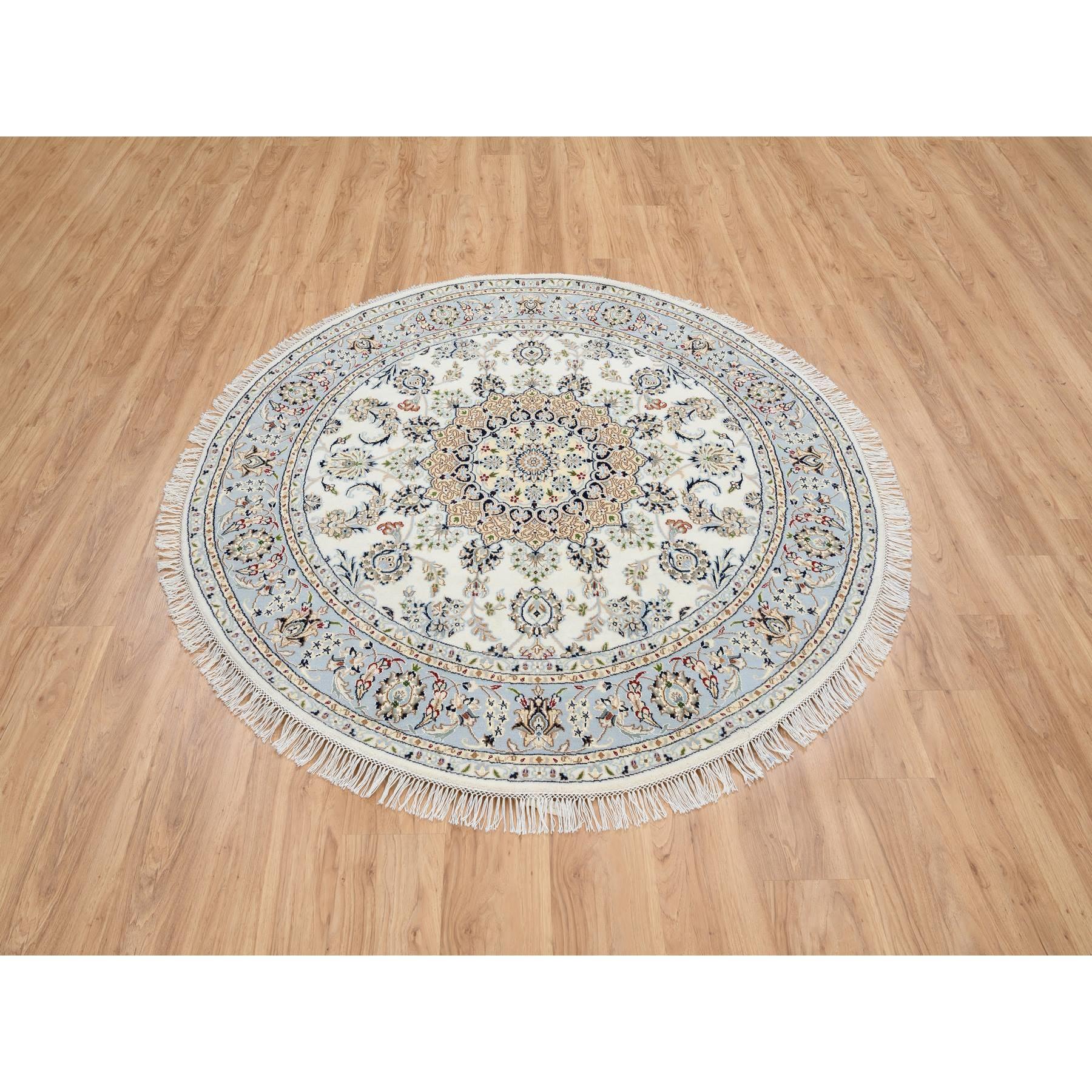 Avorio, Nain con medaglione centrale a fiori 250 KPSI Tappeto orientale rotondo in pura lana annodato a mano
Materiali primari: Lana
Lattice: No Pile 
altezza: 0,25 pollici
Stile: Tradizionale
Colore primario: Avorio
Colori secondari: Rosso, grigio,