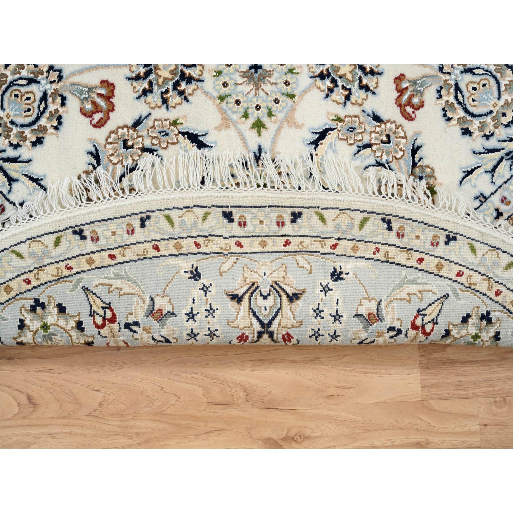 Medievale 6'x6' Ivory Nain with Center Medallion Flower Design Tappeto in lana annodato a mano in vendita