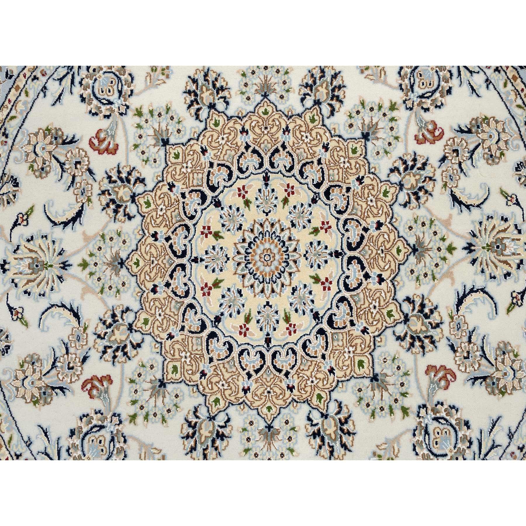 Annodato a mano 6'x6' Ivory Nain with Center Medallion Flower Design Tappeto in lana annodato a mano in vendita